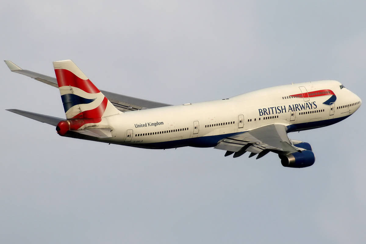 英國航空波音747在多雲的天空中飛行