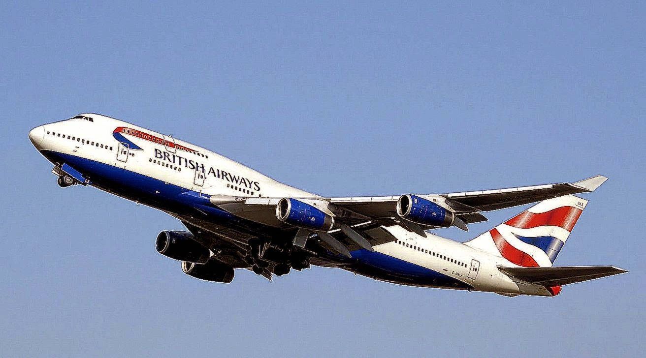 英國航空波音747飛機飛行時起落架放下。