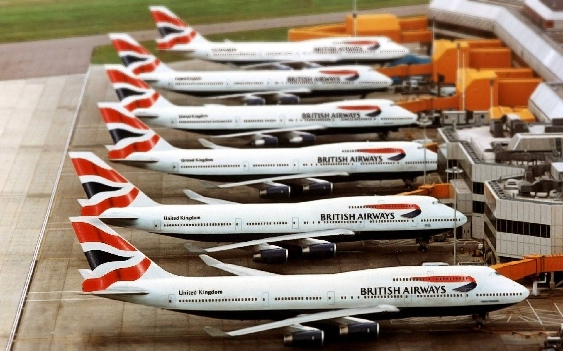 英國航空波音747停泊在機場閘口，配有登機橋。