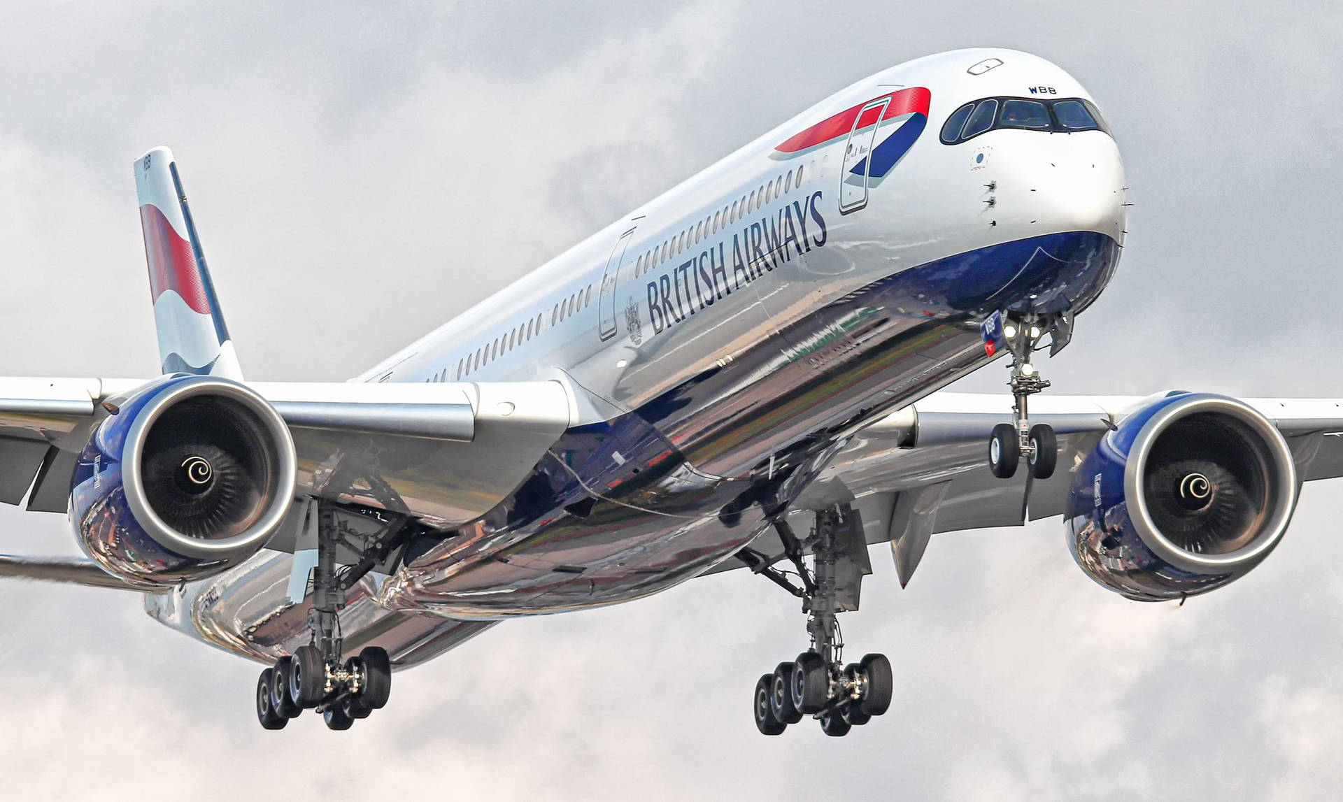 英國航空飛機在陰天下放下起落架降落