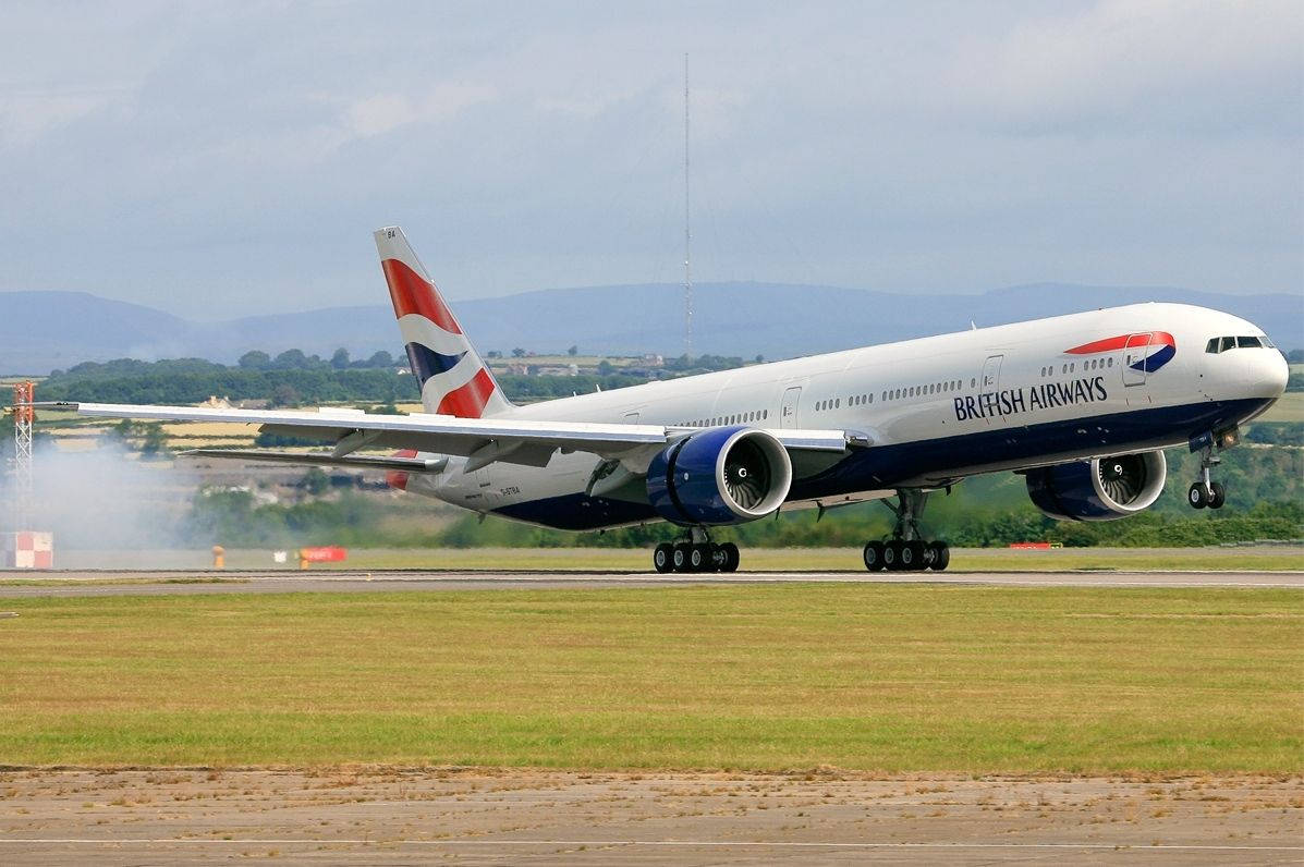 英國航空飛機從跑道起飛，帶有煙霧