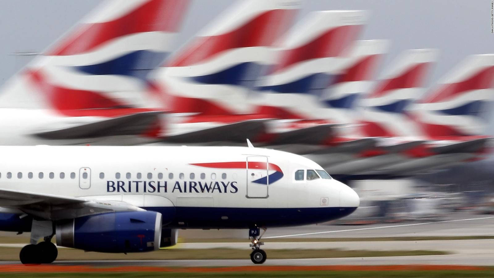 英國航空飛機在跑道上滑行，後方有模糊的機隊。