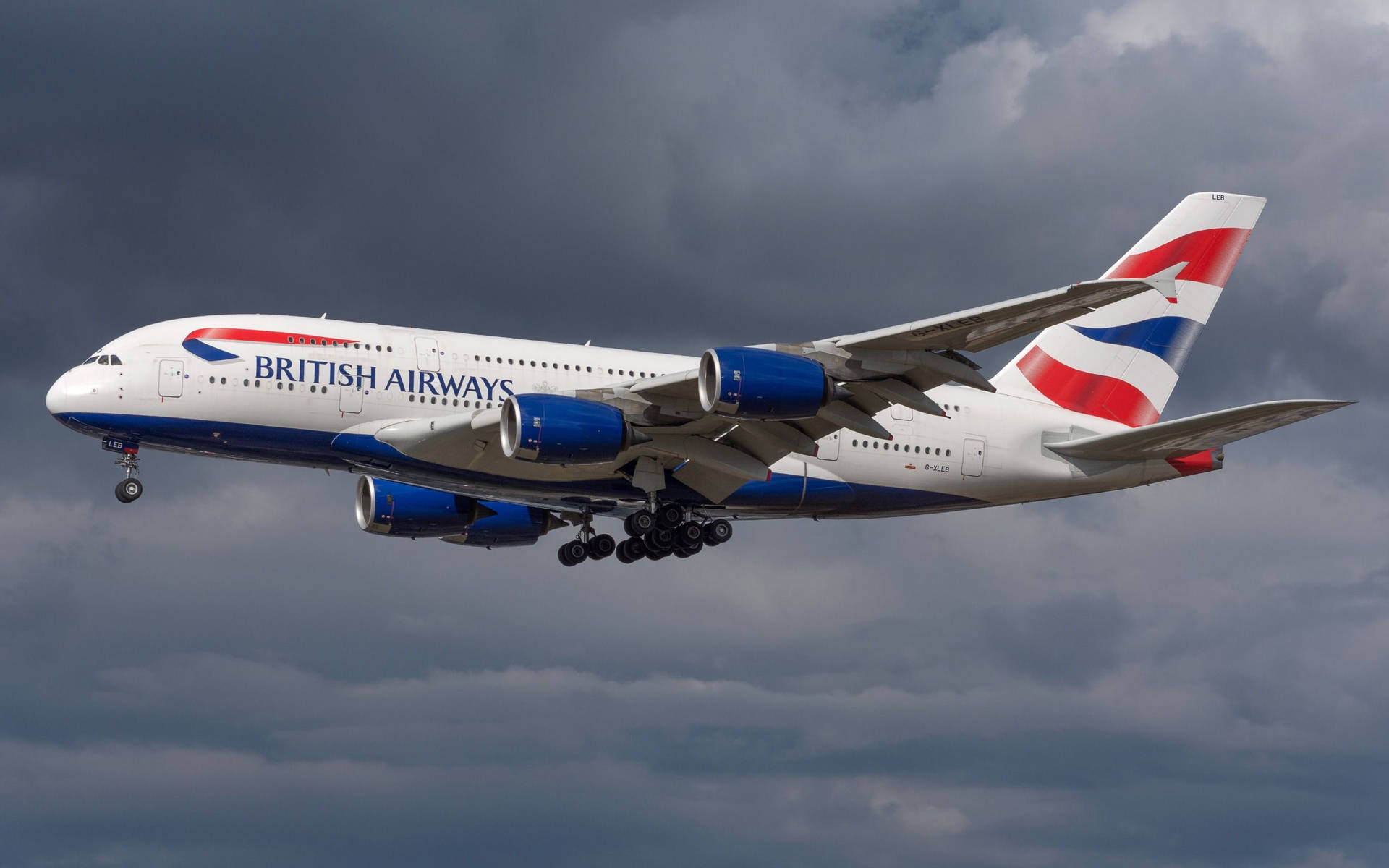 英國航空A380飛機在多雲天空下降落。