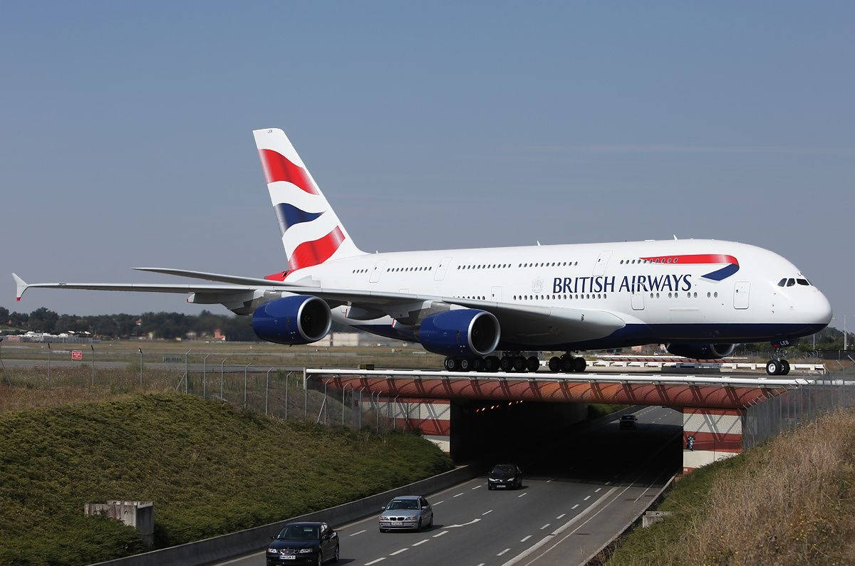 一架大型英國航空飛機在繁忙高速公路上的跑道滑行。
