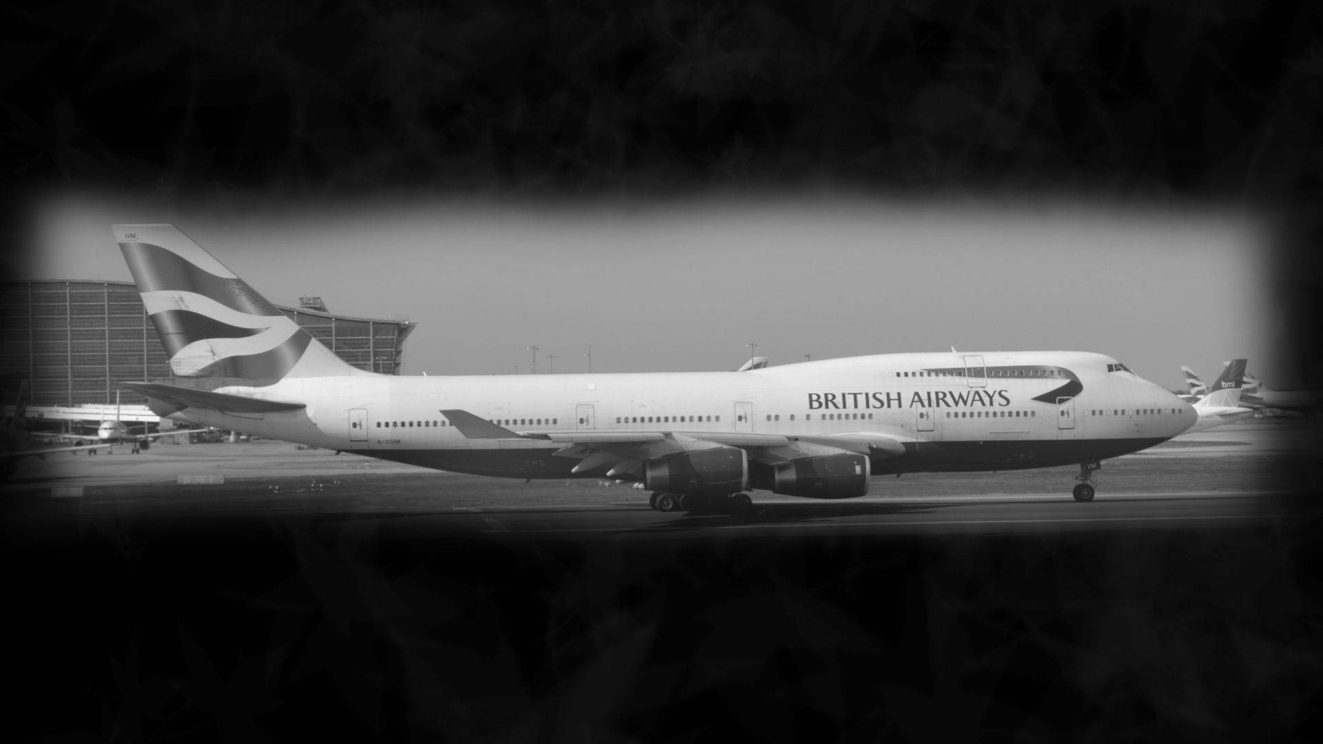 英國航空波音747在機場停機坪的黑白照片，帶有暗色暈影邊框。