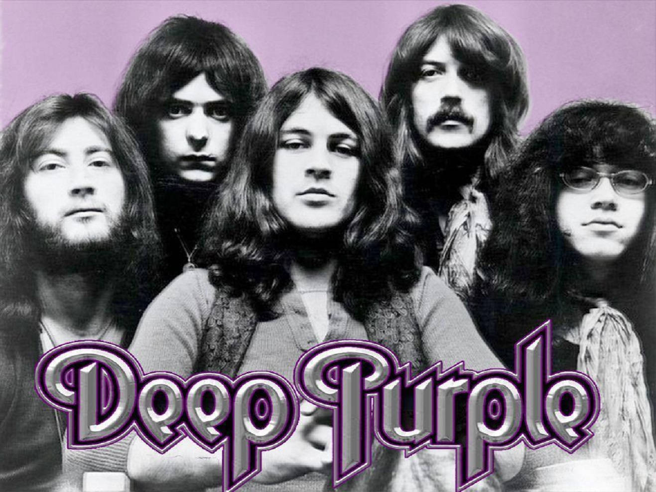 英國重金屬樂隊深紫樂隊復古插畫 壁紙 — Deep Purple 的五位成員在純紫色背景前擺出嚴肅的表情，他們的名字以風格化的紫色字體印在下方。