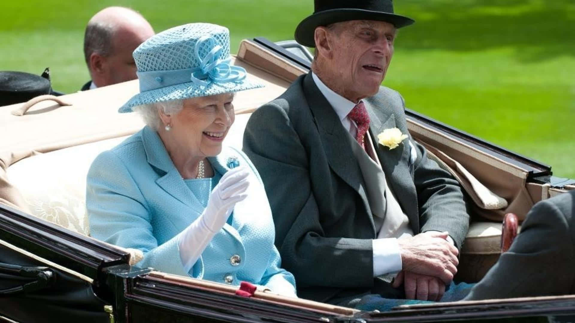 Queen Elizabeth 桌布 壁紙 — 英女王伊利沙伯二世與菲臘親王在陽光明媚的敞篷馬車上微笑揮手，背景是充滿活力的綠色草坪。