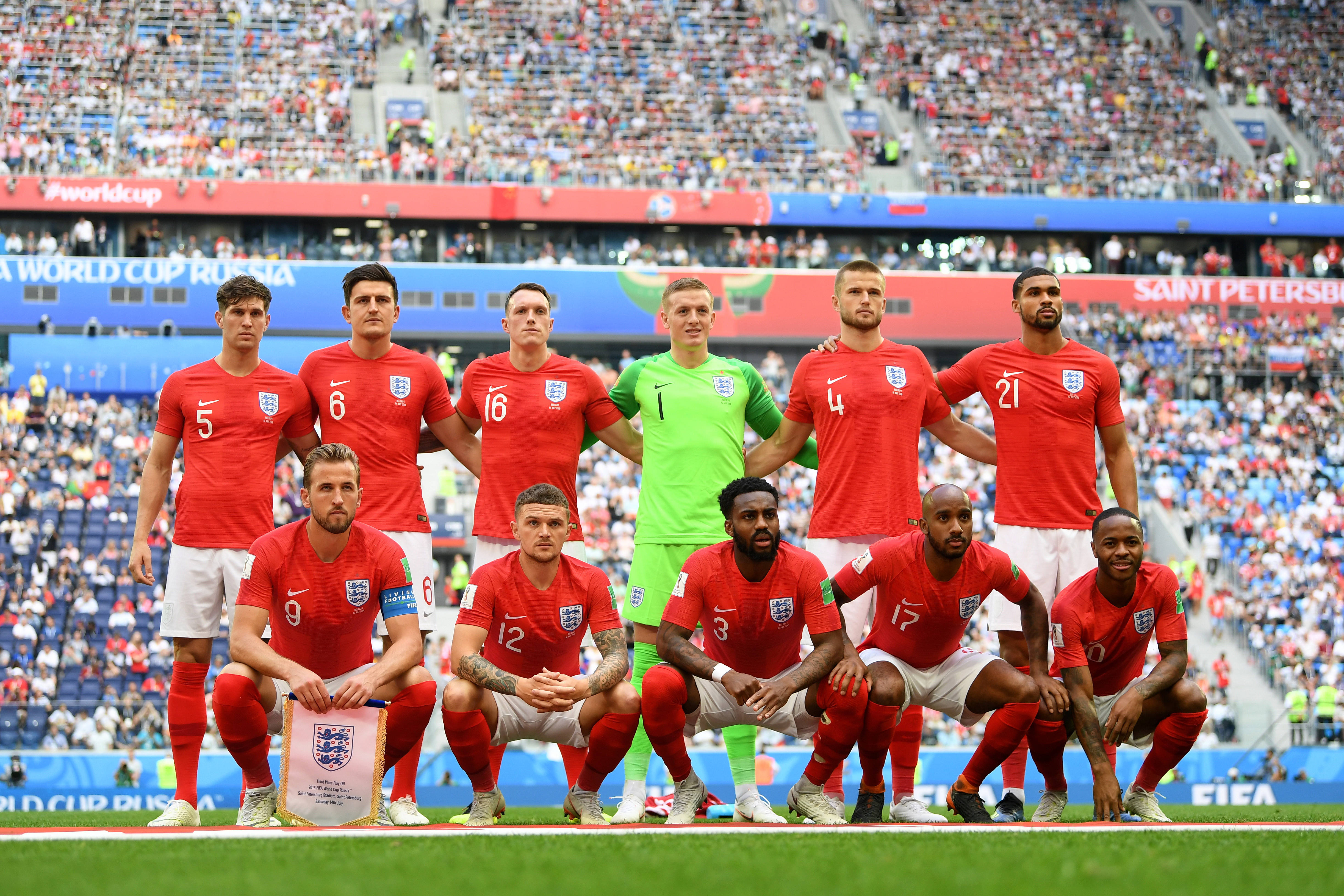 英格蘭國家足球隊 2018 世界盃 壁紙 — 英格蘭國家足球隊在世界盃比賽前，在陽光普照的球場草地上穿著紅色球衣擺姿勢。