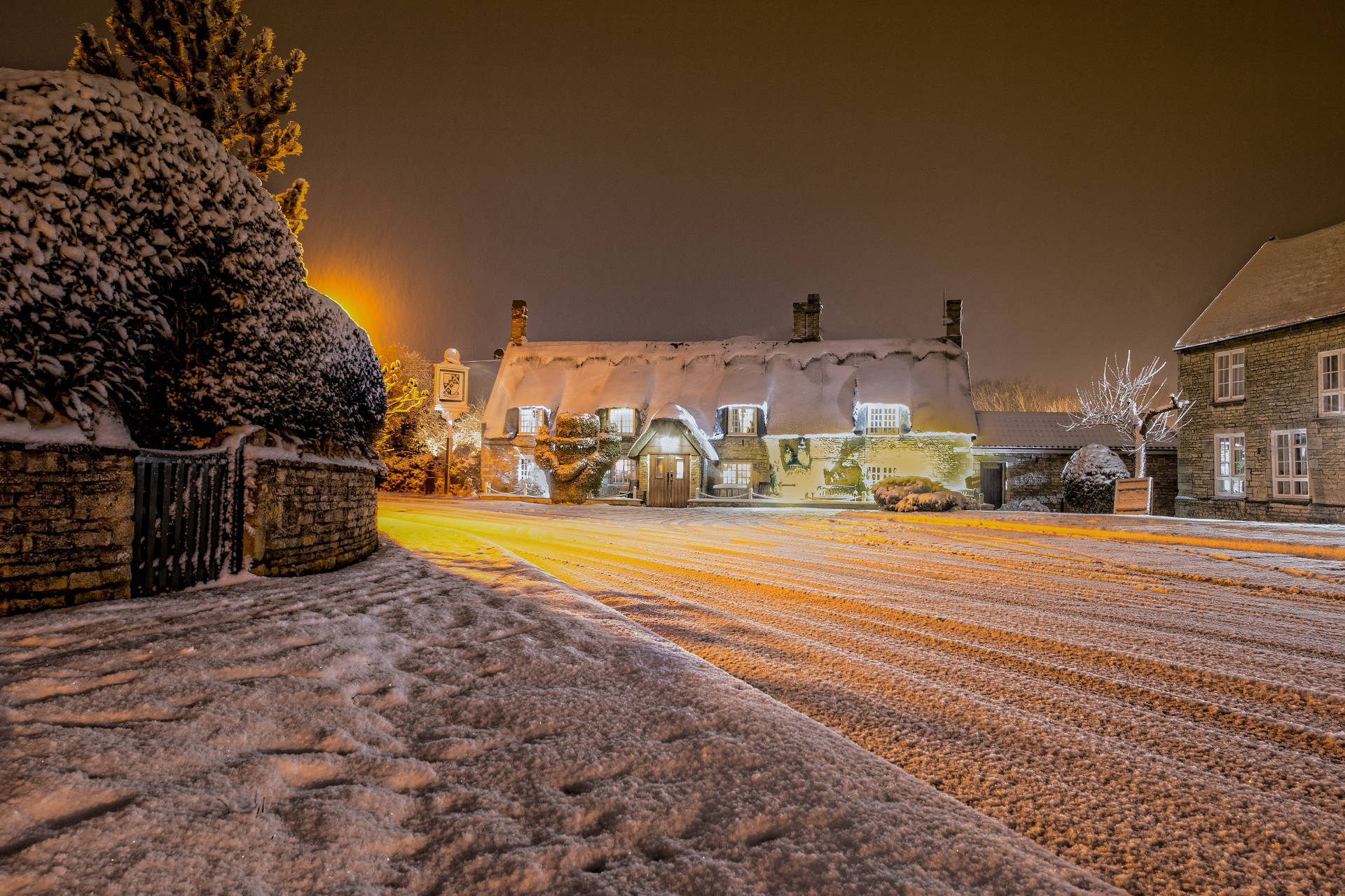 夜間被溫暖街燈照亮的雪村屋。
