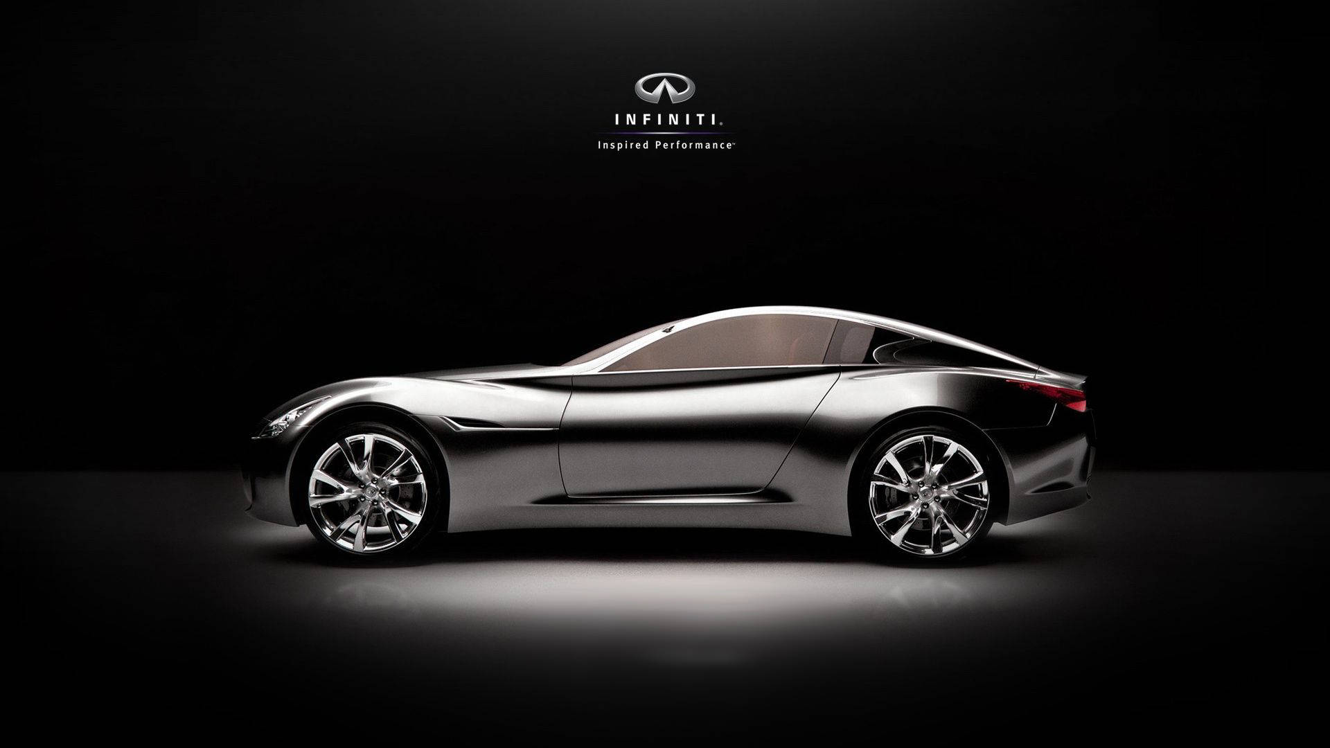 英菲尼迪汽車側面攝影 壁紙 — 一輛時尚的銀色 Infiniti 概念車在黑色背景的攝影棚燈光下閃耀，並帶有品牌標誌。