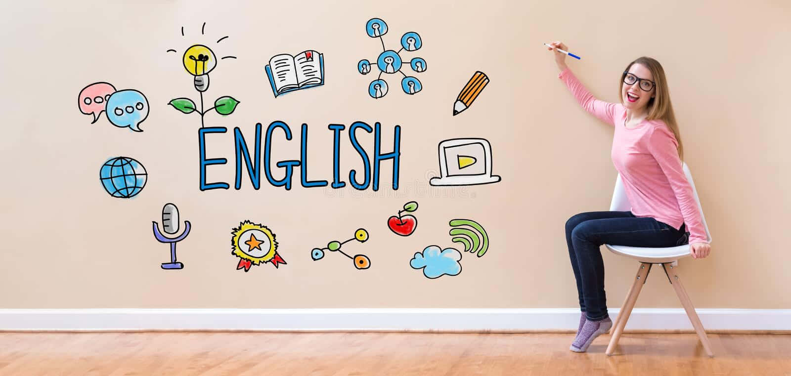 英語教師教學攝影藝術畫 壁紙 — 一位戴眼鏡的微笑女士在米色牆上圍繞「English」一詞繪製色彩繽紛的教育塗鴉。