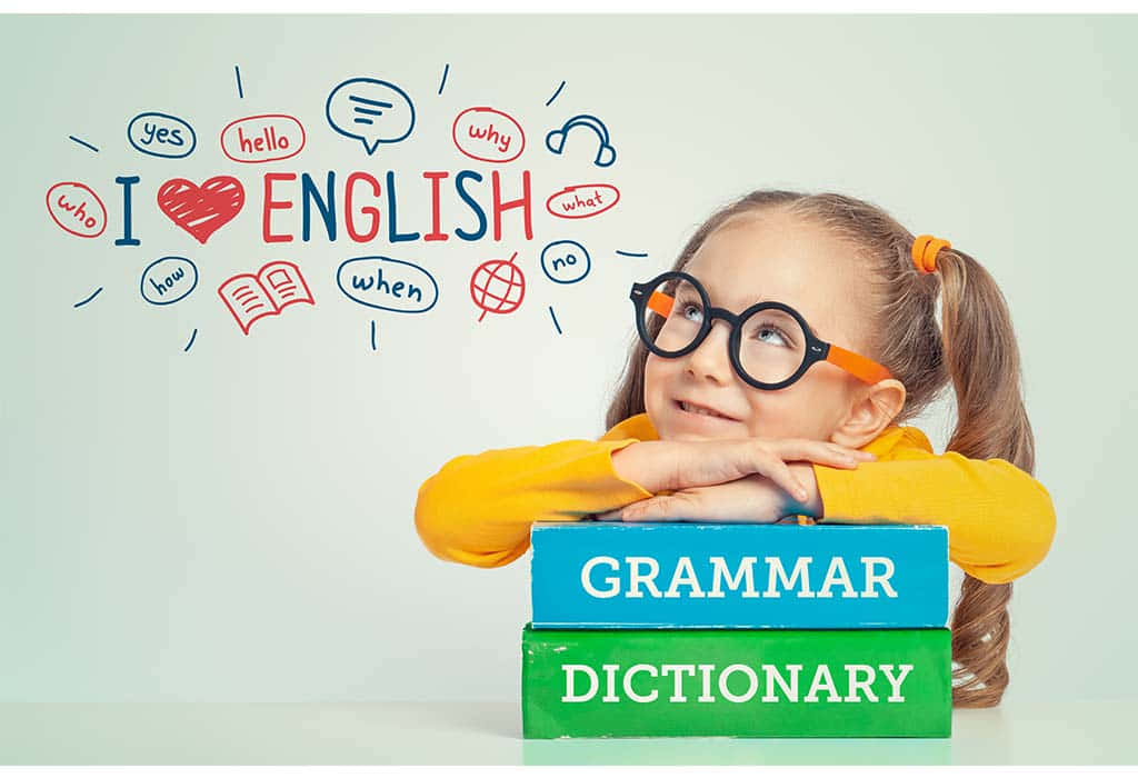 英語文法字典攝影藝術畫 壁紙 — 一個戴眼鏡嘅開心女仔將下巴擱喺疊起嘅文法書同字典上，周圍係色彩繽紛嘅英文詞彙對話氣泡。