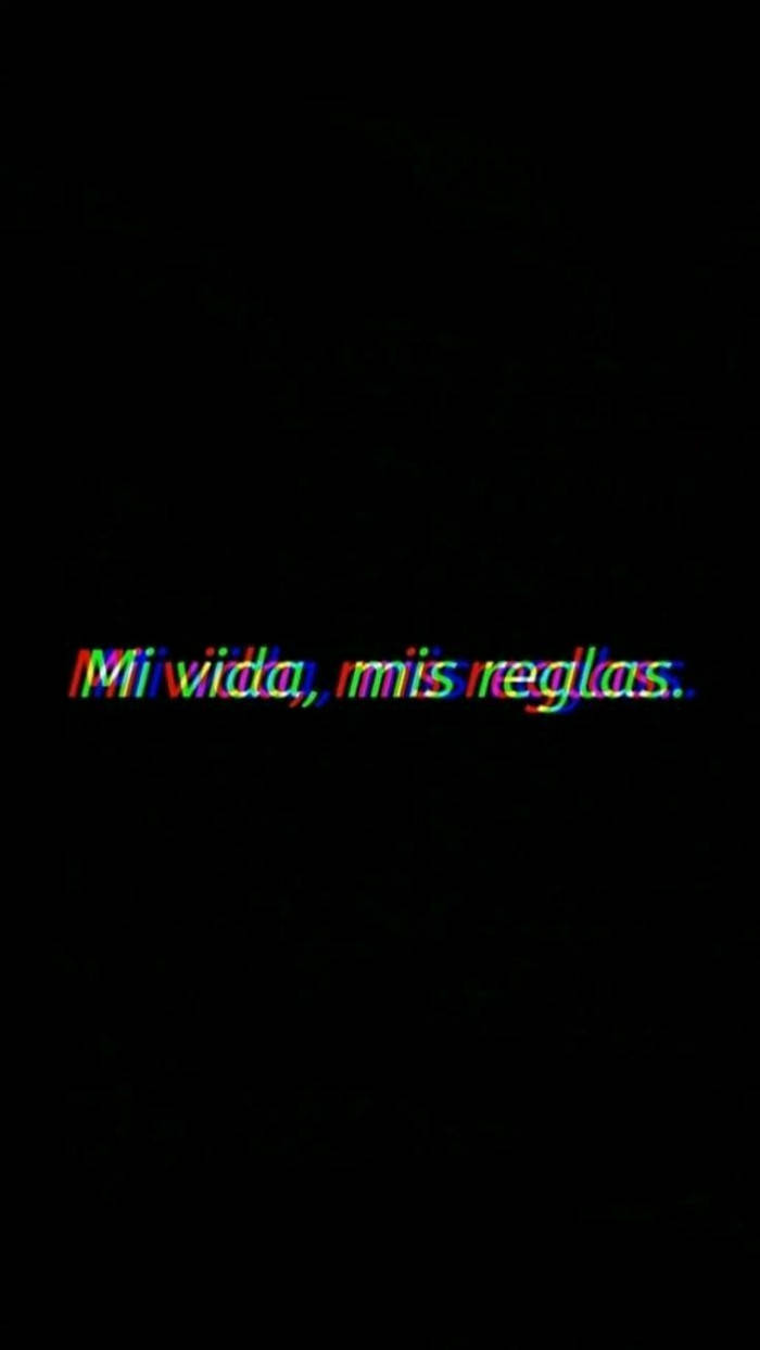 在黑色背景上顯示「Mi vida mis reglas」的故障彩色文字