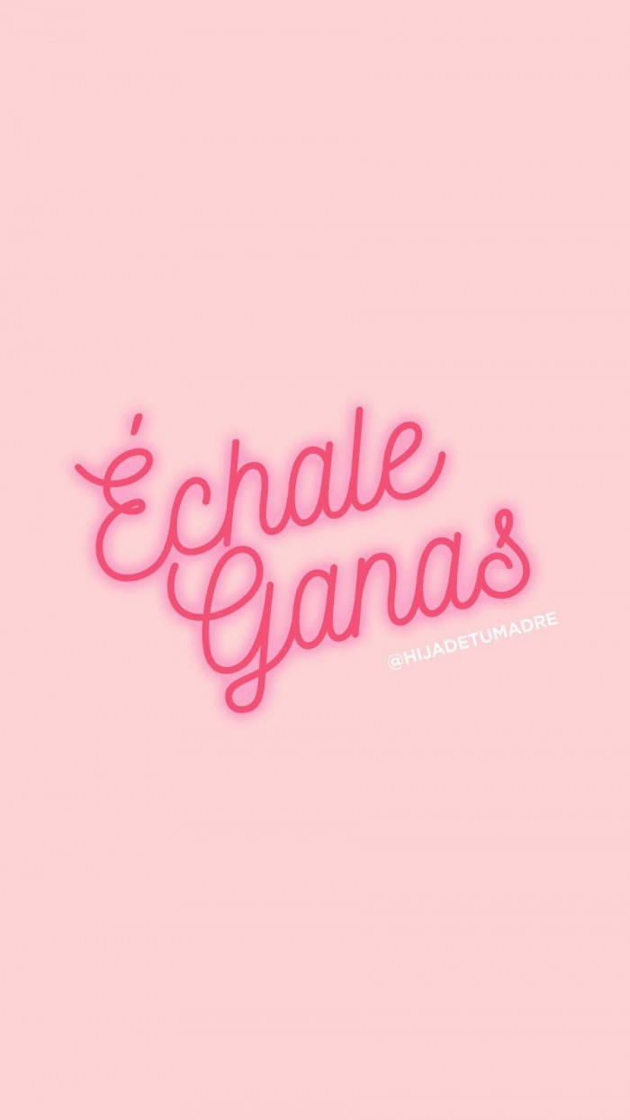 在柔和的粉紅色背景上，帶有粉紅色霓虹風格文字「Échale Ganas」。