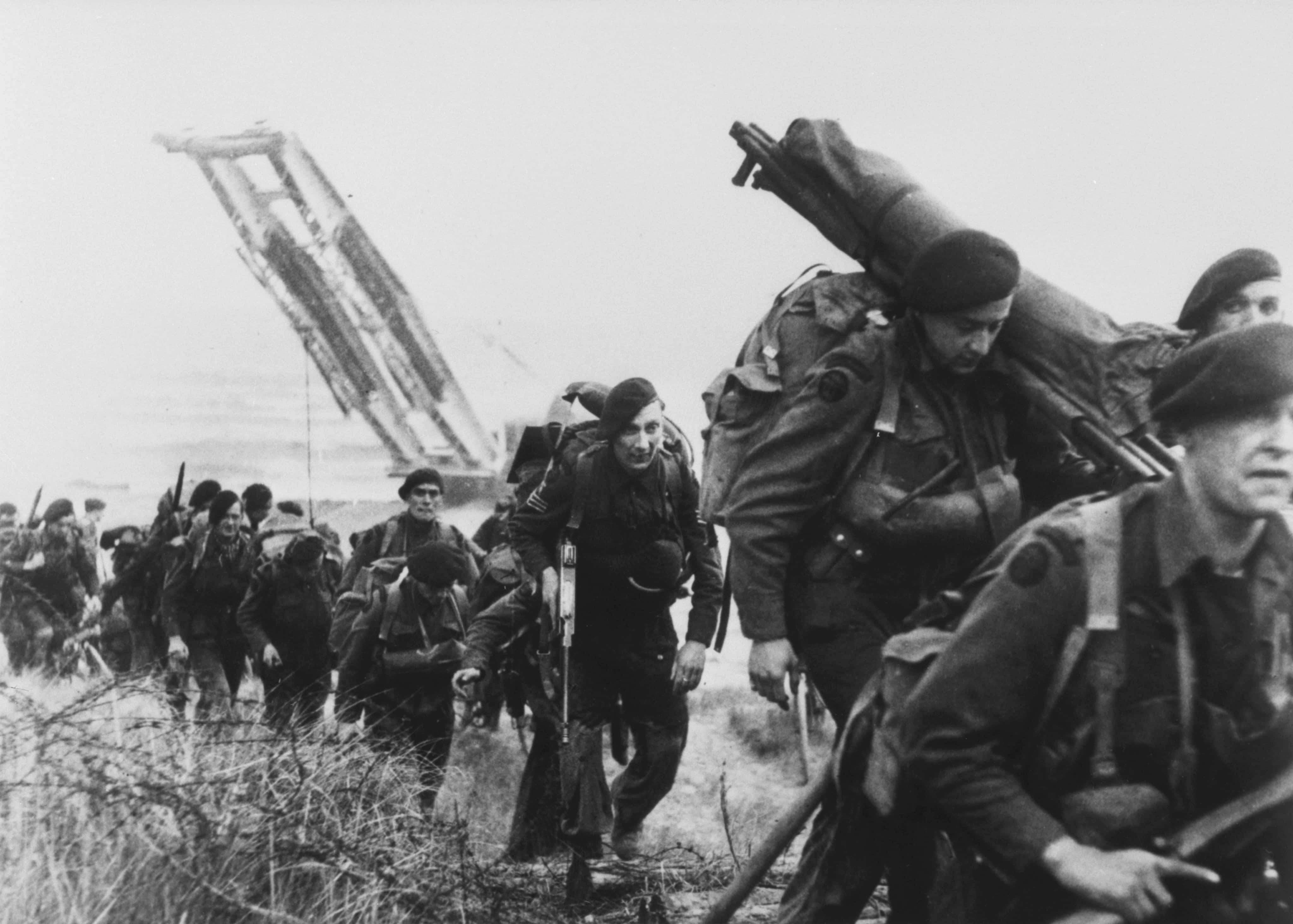 英軍士兵持槍下山 壁紙