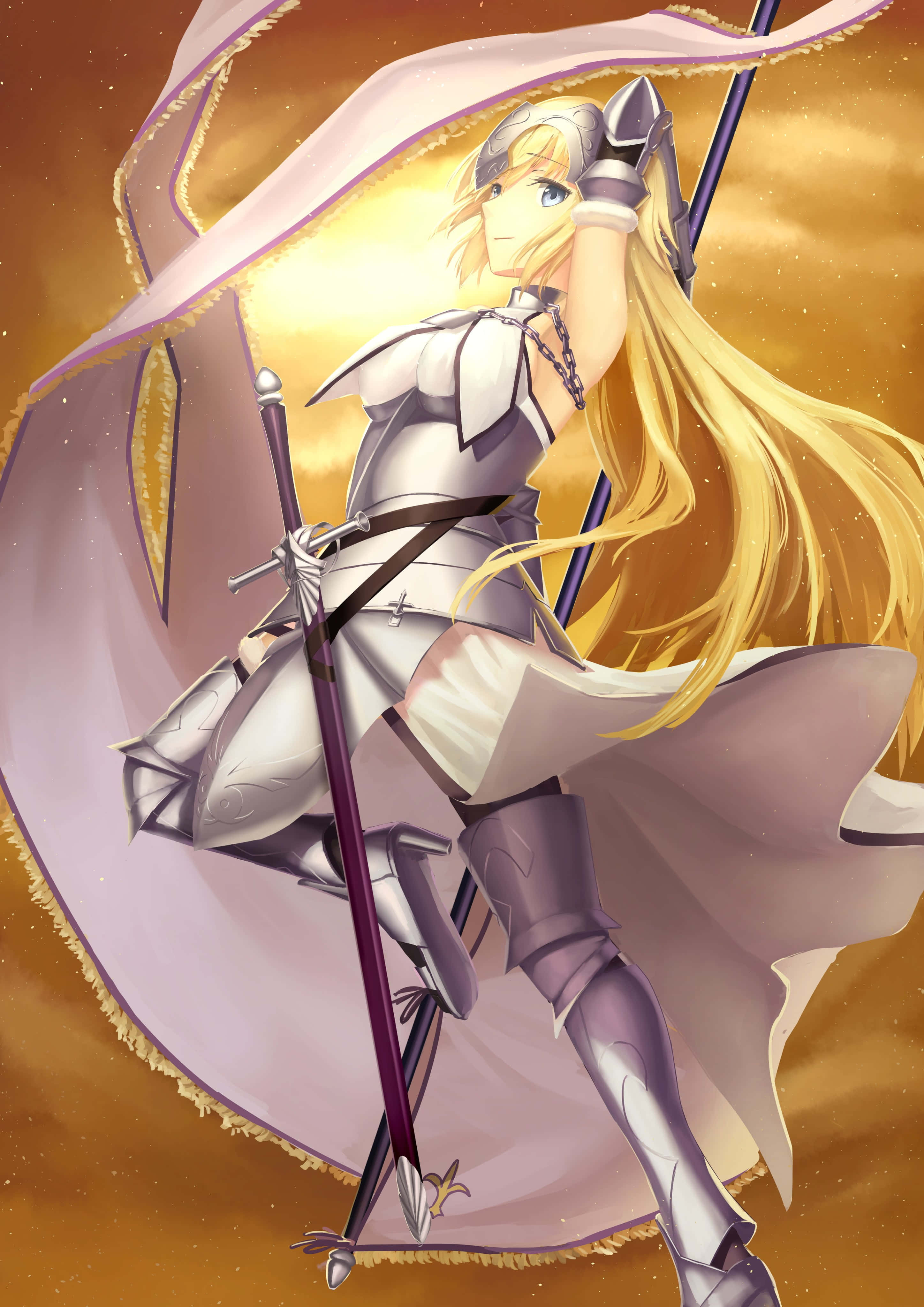英雄召集！加入《Fate/Grand Order》，拯救人類 壁紙 — 一位金髮動漫騎士身穿銀色盔甲，手持劍，站在燦爛的金色天空前。