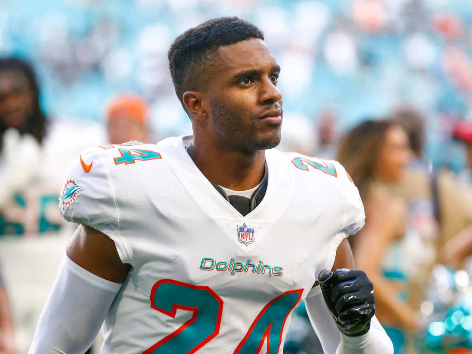 邁阿密海豚隊24號球員穿著比賽制服在球場上。