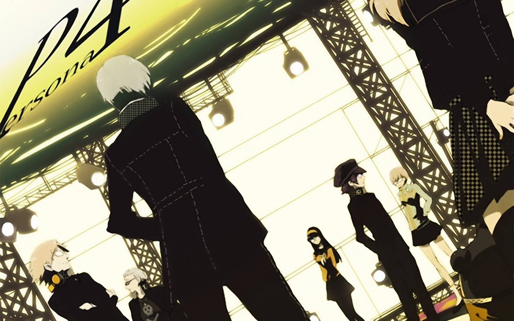 身穿黑色服裝的動漫角色在燈光明亮的舞台上，帶有「Persona 4」標誌。