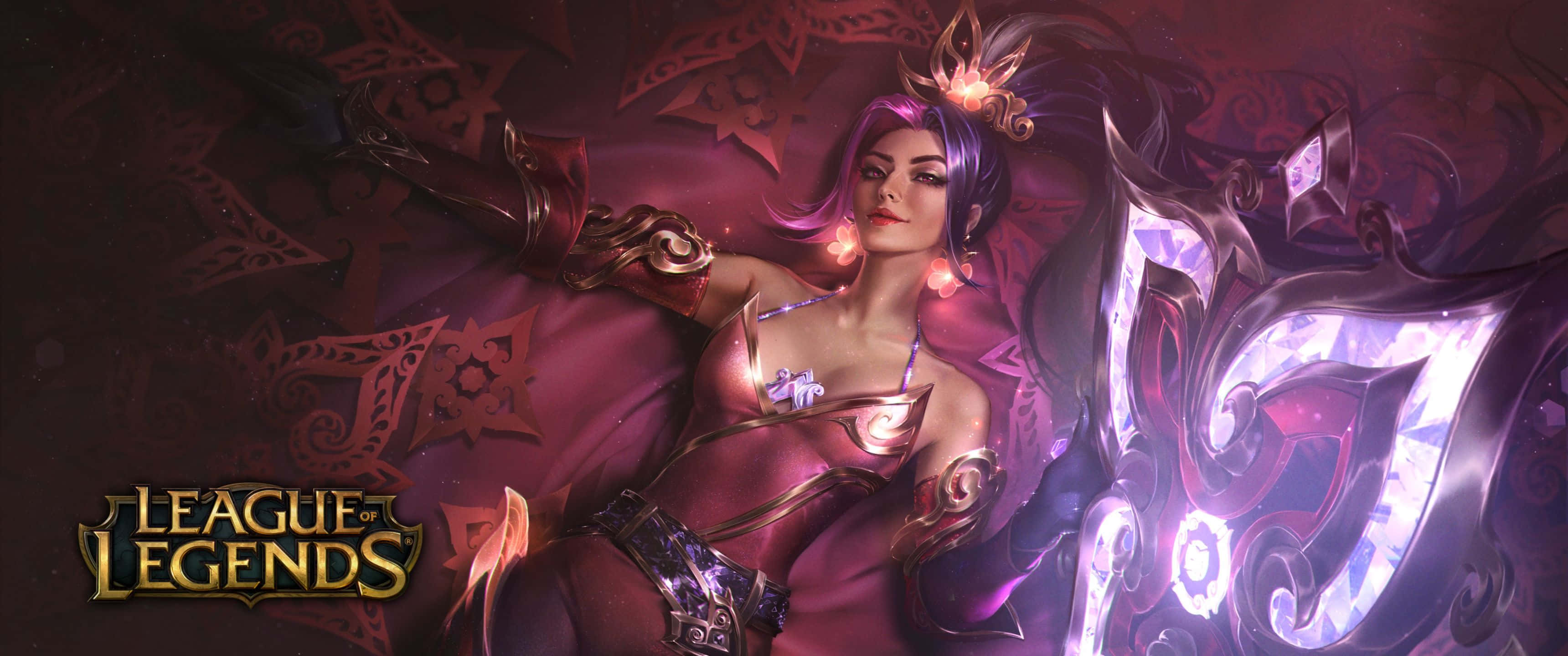 《英雄聯盟》 Mythmaker 皮膚希瓦 3440x1440p 背景 壁紙 — 一位高貴的奇幻女性，擁有紫色頭髮和華麗盔甲，靠著一個散發神秘能量的深色圖案背景。