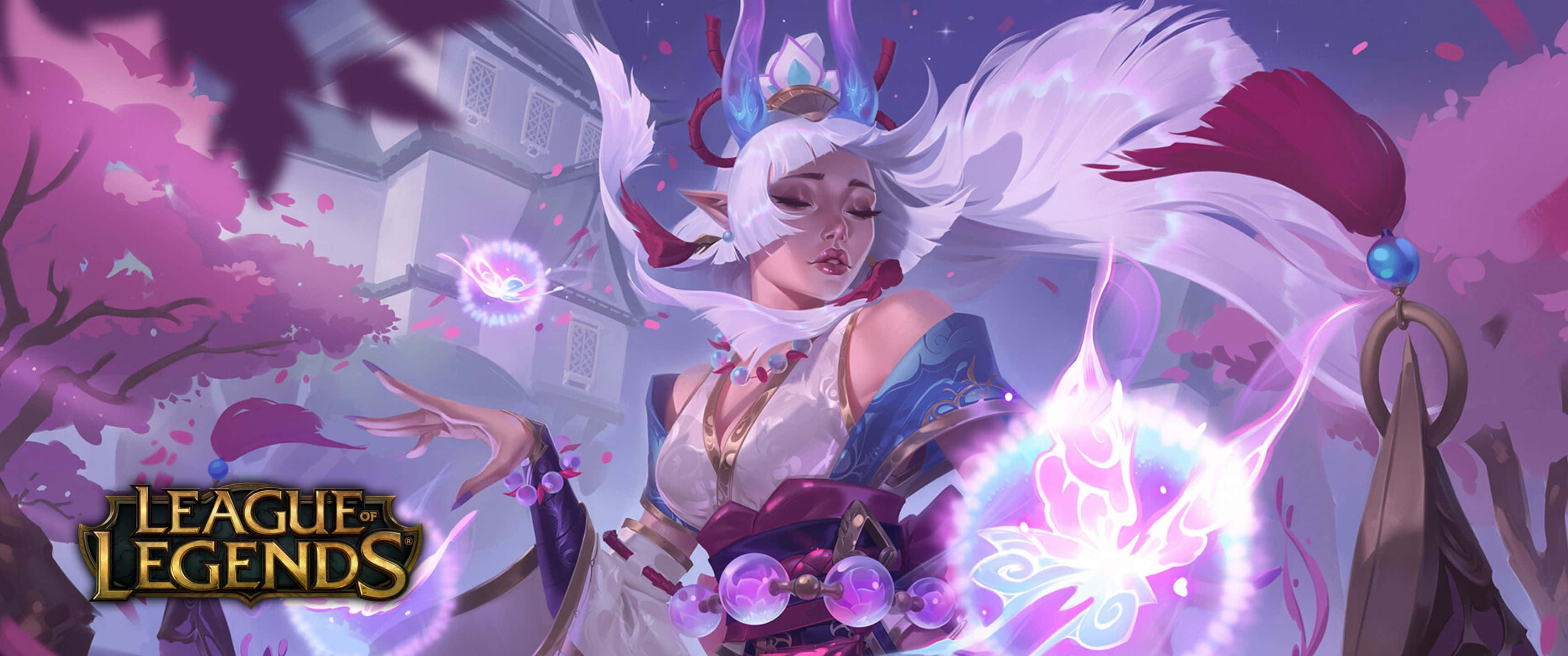 《英雄聯盟》 Spirit Blossom 皮膚辛德拉 3440x1440p 背景 壁紙 — 一個擁有白髮和發光紫色魔法的奇幻動漫角色，在黃昏的天空下站在櫻花之中。