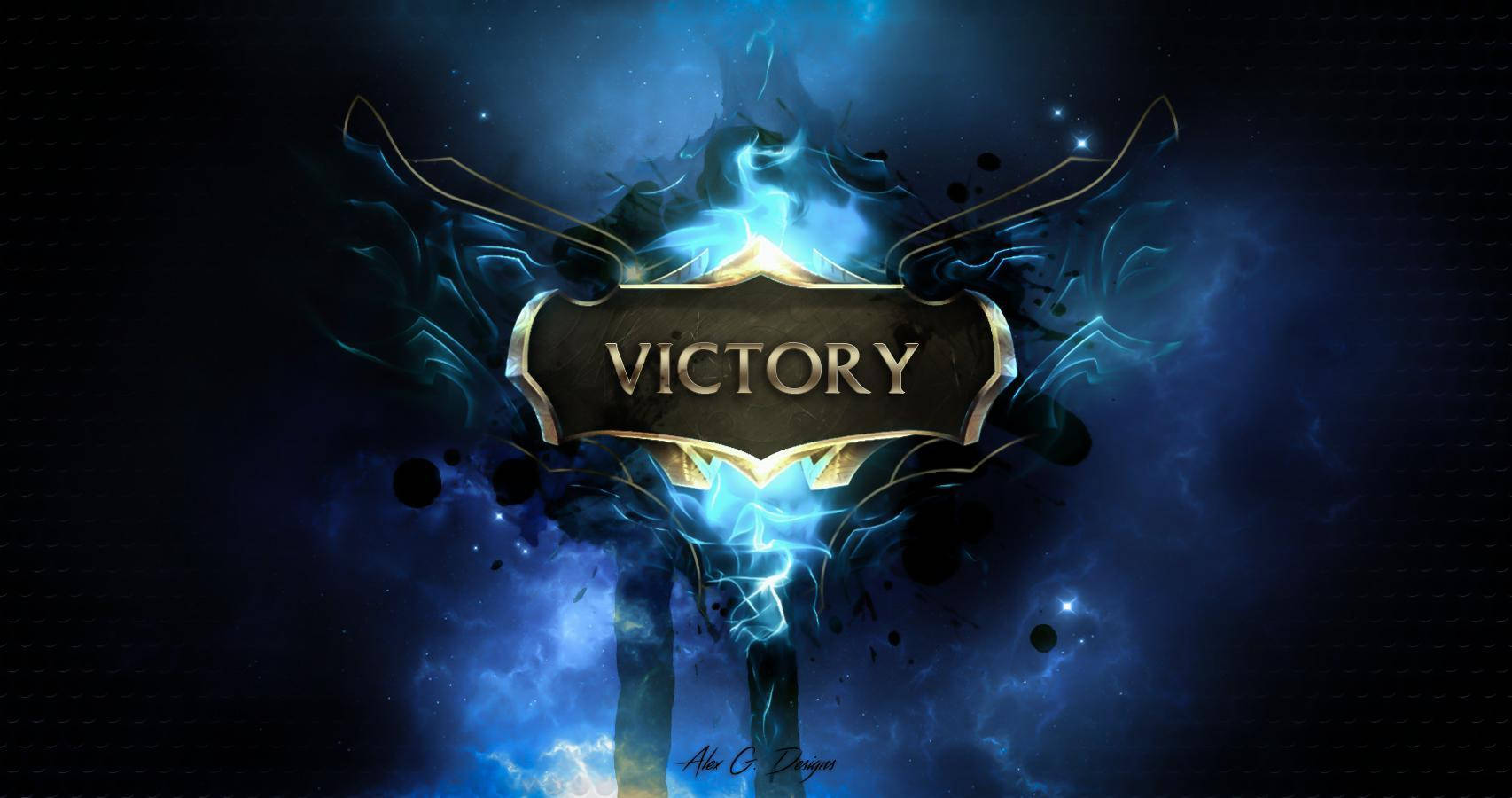 英雄聯盟：勝利海報 壁紙 — 一個發光的藍色和金色 'VICTORY' 徽章，帶有翅膀設計，在黑暗的宇宙背景下散發能量。