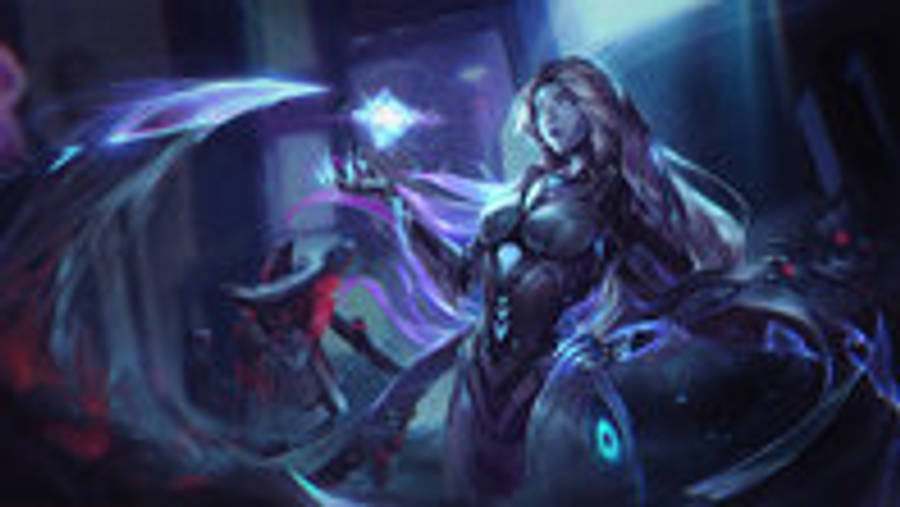 《英雄聯盟》月蝕莉娜 壁紙 — 一位黑暗奇幻戰士，手持發光藍劍，長髮飄逸，站在神秘陰暗的環境中。