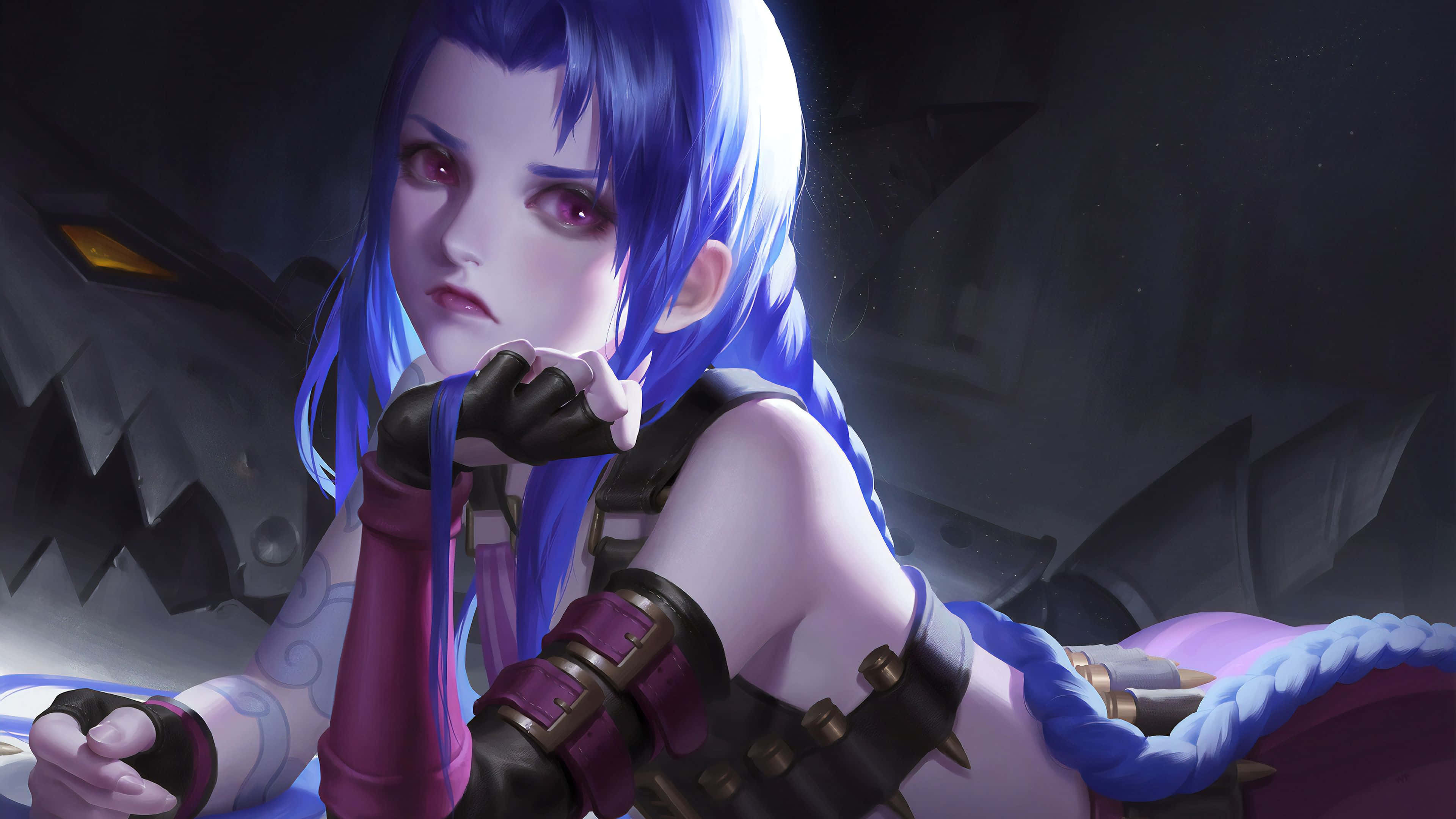 《英雄聯盟》角色「Jinx」在戰鬥中 壁紙 — 一位藍髮紅眼的動漫女孩，在黑暗鋸齒狀的背景前將下巴擱在手上。