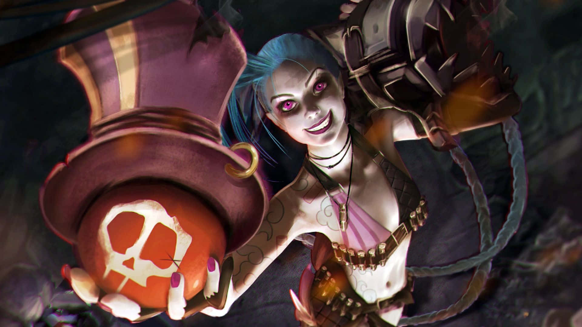 《英雄聯盟》角色「Jinx」在高畫質壁紙中展現行動力 壁紙 — 一個微笑的動漫角色，藍色頭髮和粉紅色眼睛，在黑暗的森林中拿著發光的南瓜燈籠。