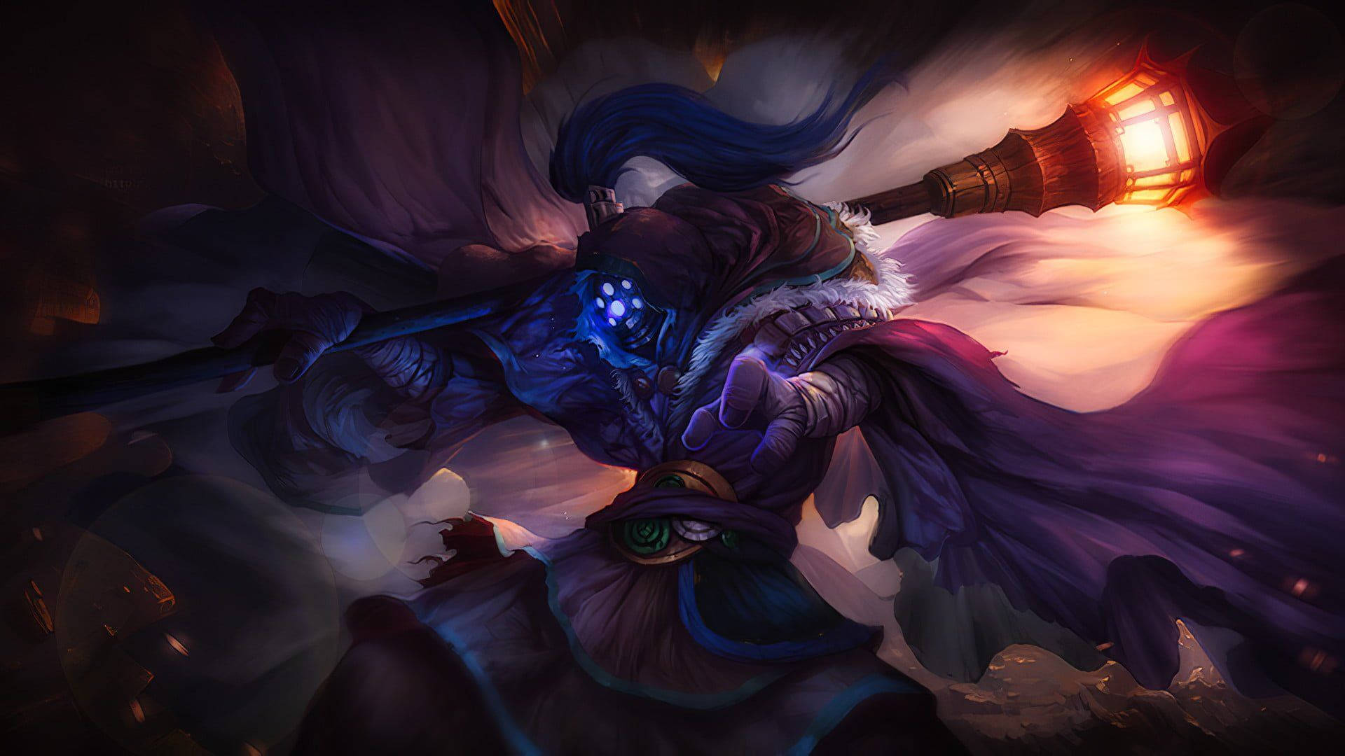 英雄聯盟：野區 Jax 藝術圖 壁紙 — 一個黑暗奇幻戰士，擁有發光的藍色眼睛和飄逸的紫色斗篷，在煙霧繚繞的背景中揮舞著燃燒的燈籠。