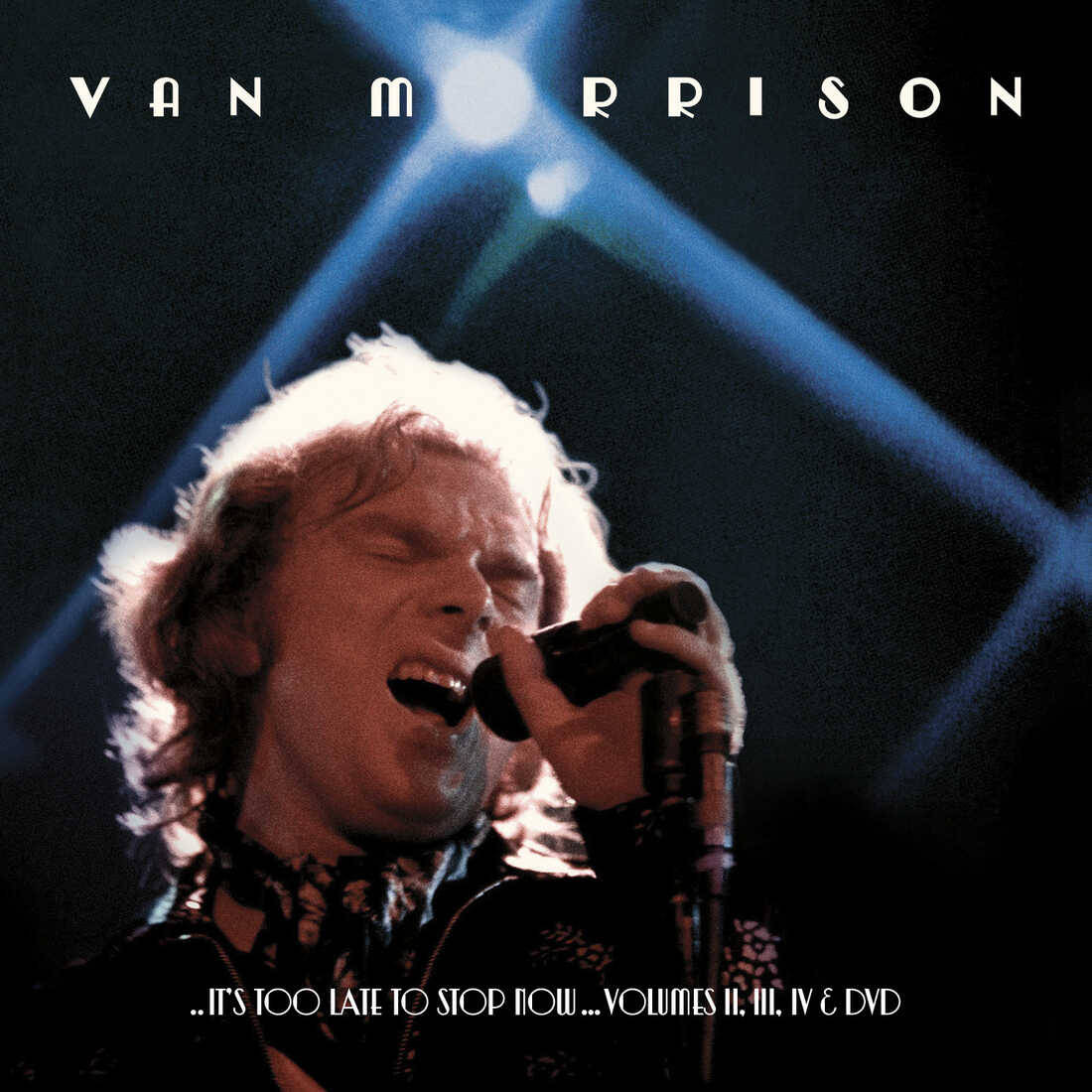 Van Morrison 在藍色聚光燈下在舞台上熱情地唱歌。