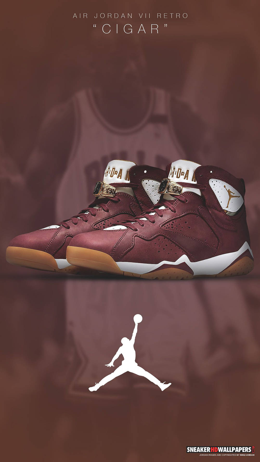 栗色 Air Jordan VII Retro 運動鞋，帶有白色和棕褐色細節，背景是褪色的籃球運動員。