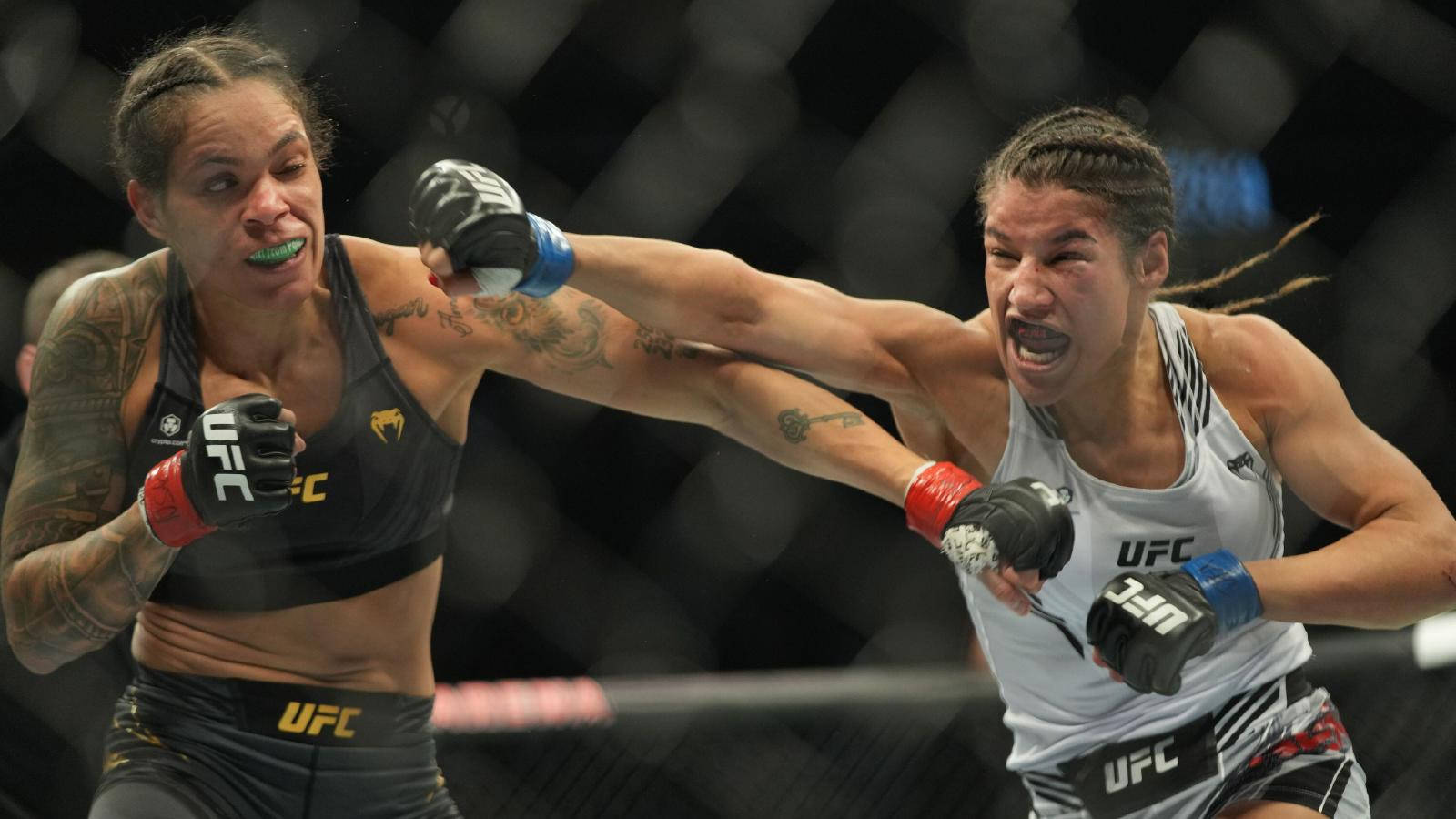 茱莉安娜·佩納於UFC 269 壁紙 — 兩名女性UFC拳手在八角籠內激烈近距離交鋒，表情專注，手臂有紋身。