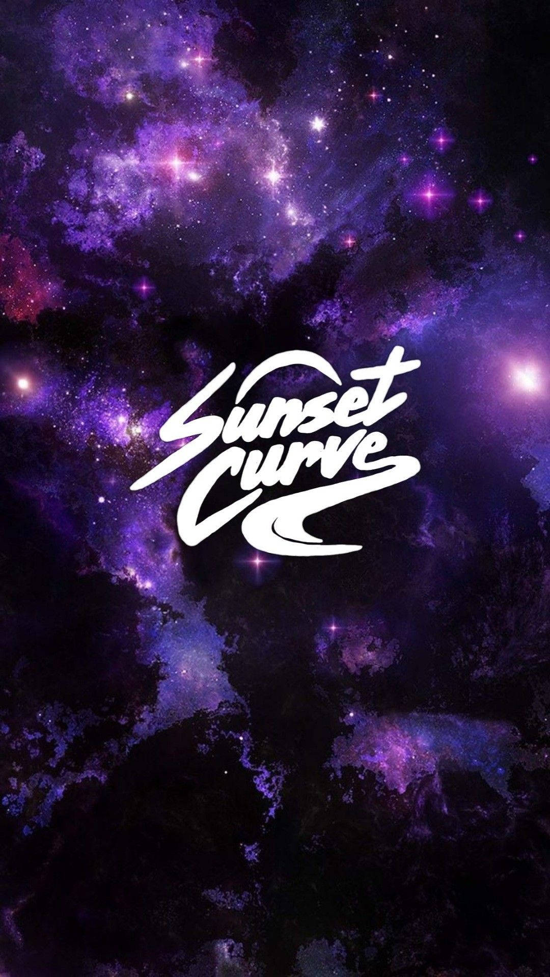 紫色星系，帶有星星和發光星雲，並有白色草書文字 Sunset Curve。
