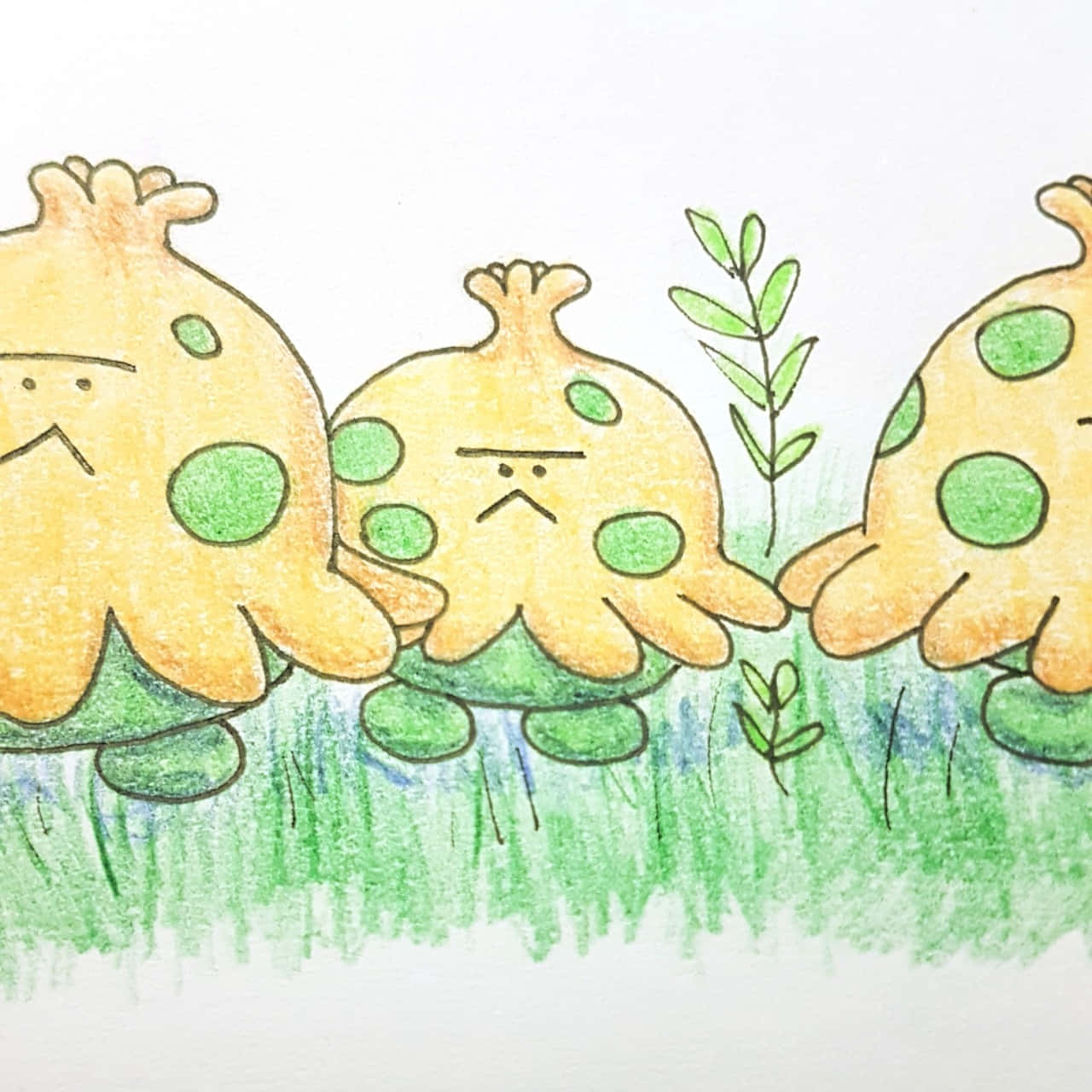 三隻皺眉的黃色斑點生物坐在綠色的草地上。