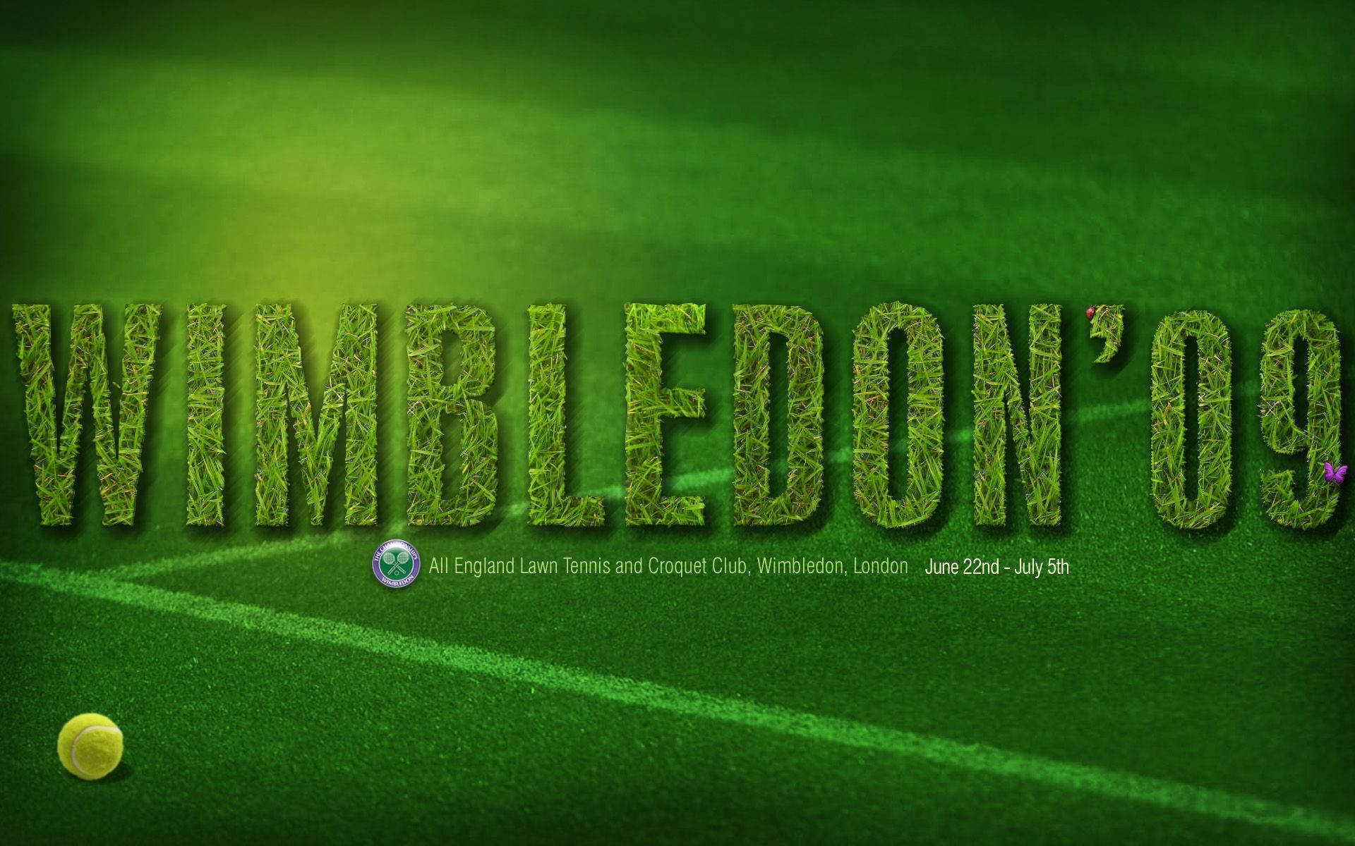 草地設計溫布頓字體 壁紙 — 大膽的草地紋理 'WIMBLEDON' 字母在充滿活力的綠色網球場上發光，附近有一個黃色球。