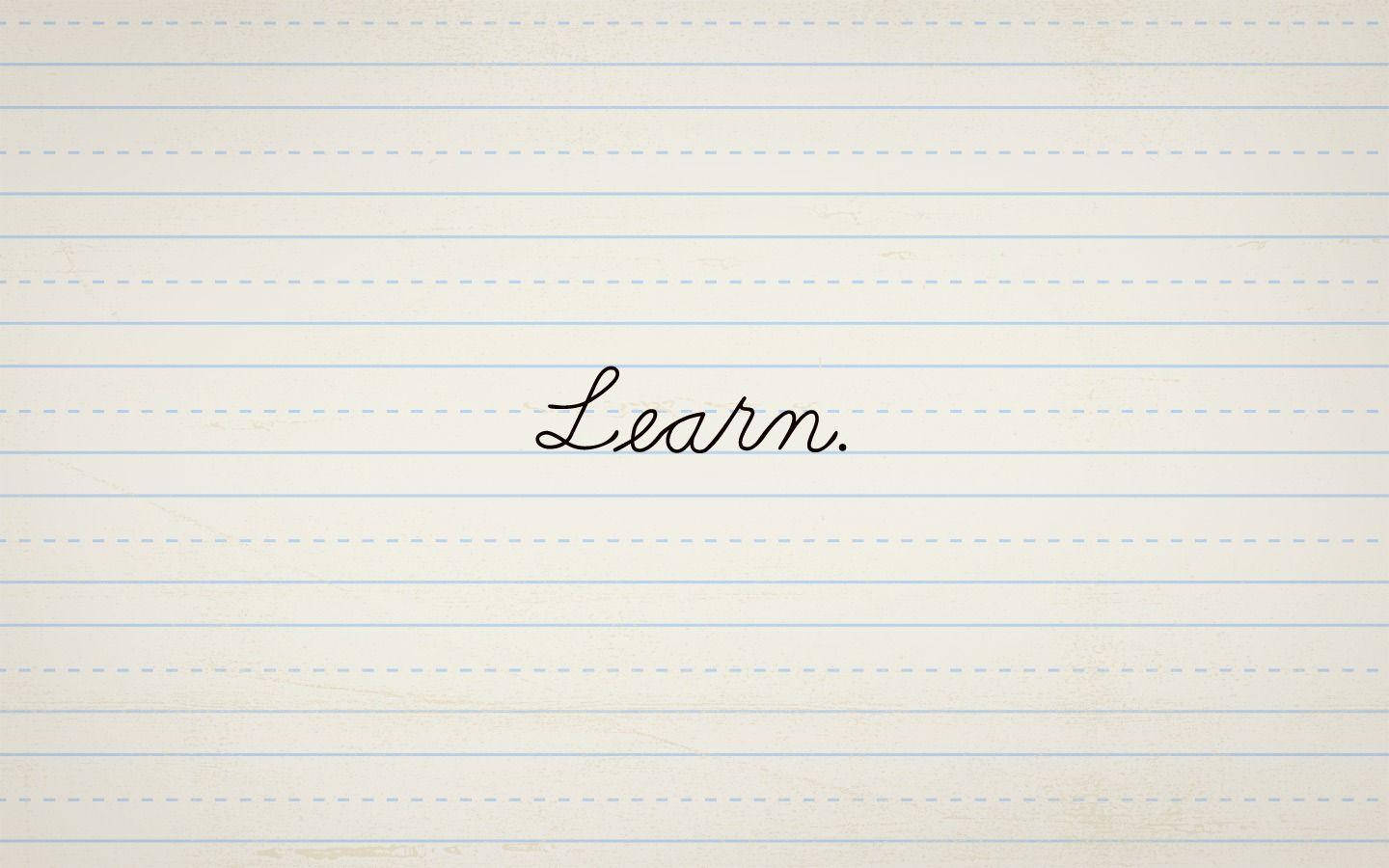 「Learn.」一詞以草書寫在橫線筆記本紙上。