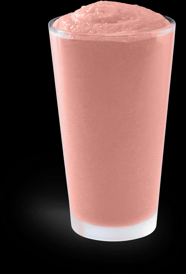 草莓冰沙玻璃杯 壁紙 — 一個高身玻璃杯裝滿奶油粉紅冰沙，襯托著鮮明的黑色背景，光線柔和。