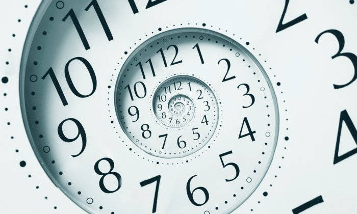 荒謬時間與鐘錶藝術 壁紙 — 一個催眠般的時鐘面螺旋，以單色調和銳利字體向無限遠退去。
