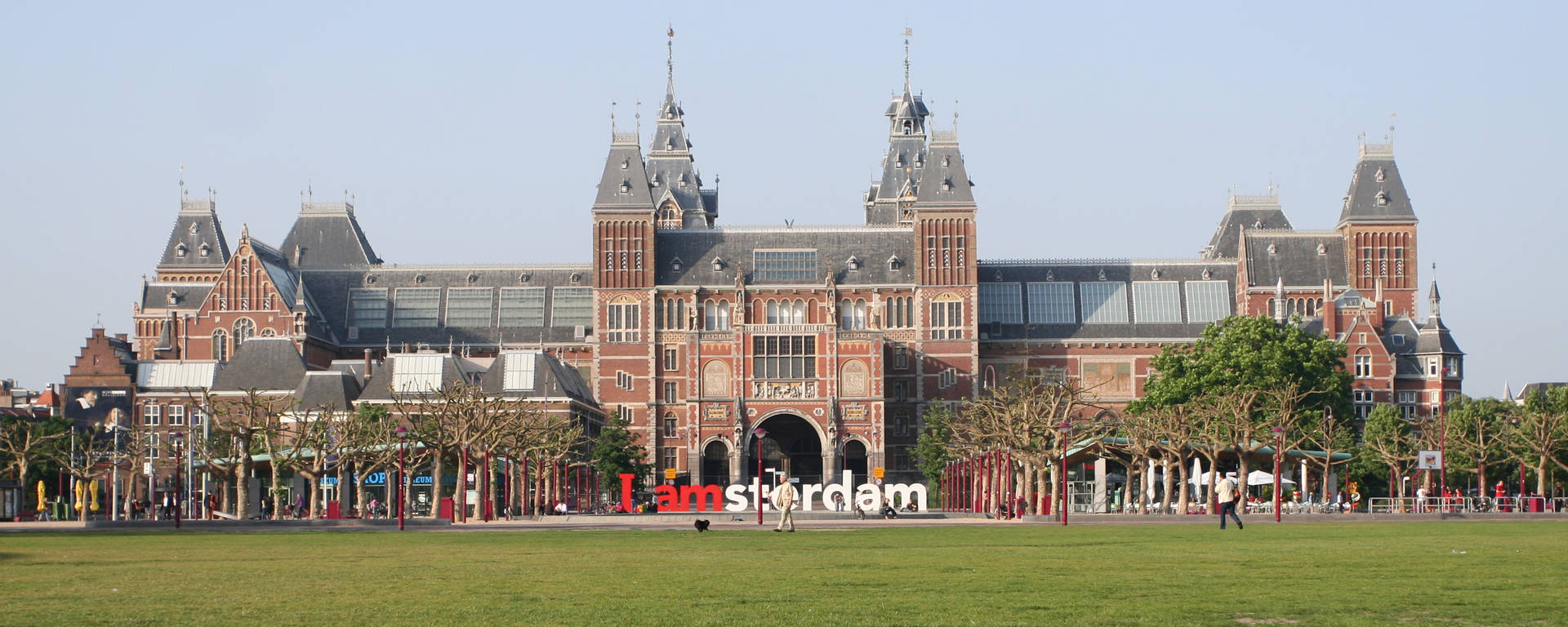 阿姆斯特丹國家博物館與 I amsterdam 標誌及草坪上的遊客