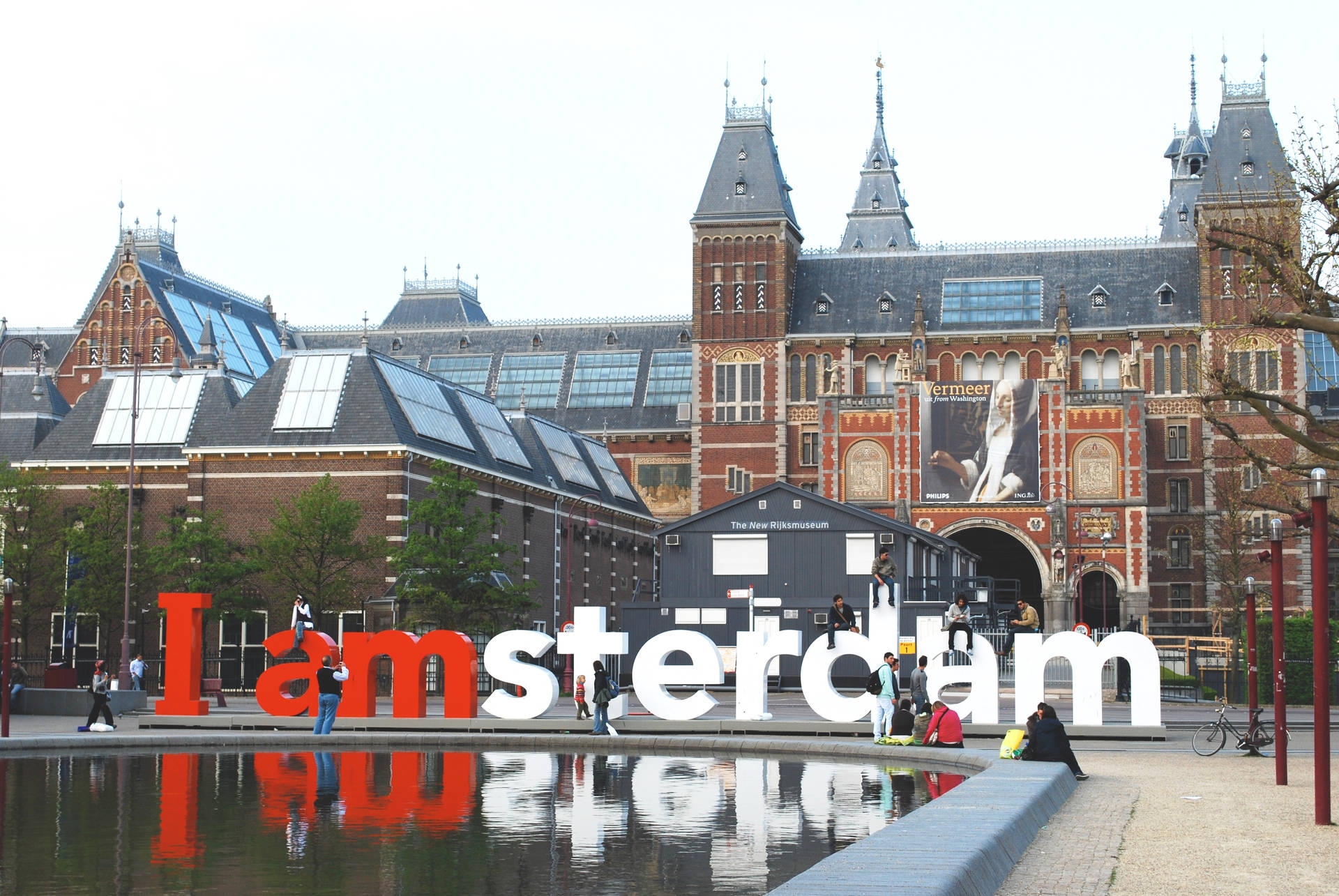 國立博物館前的大型 I amsterdam 標誌，人們在水景周圍。