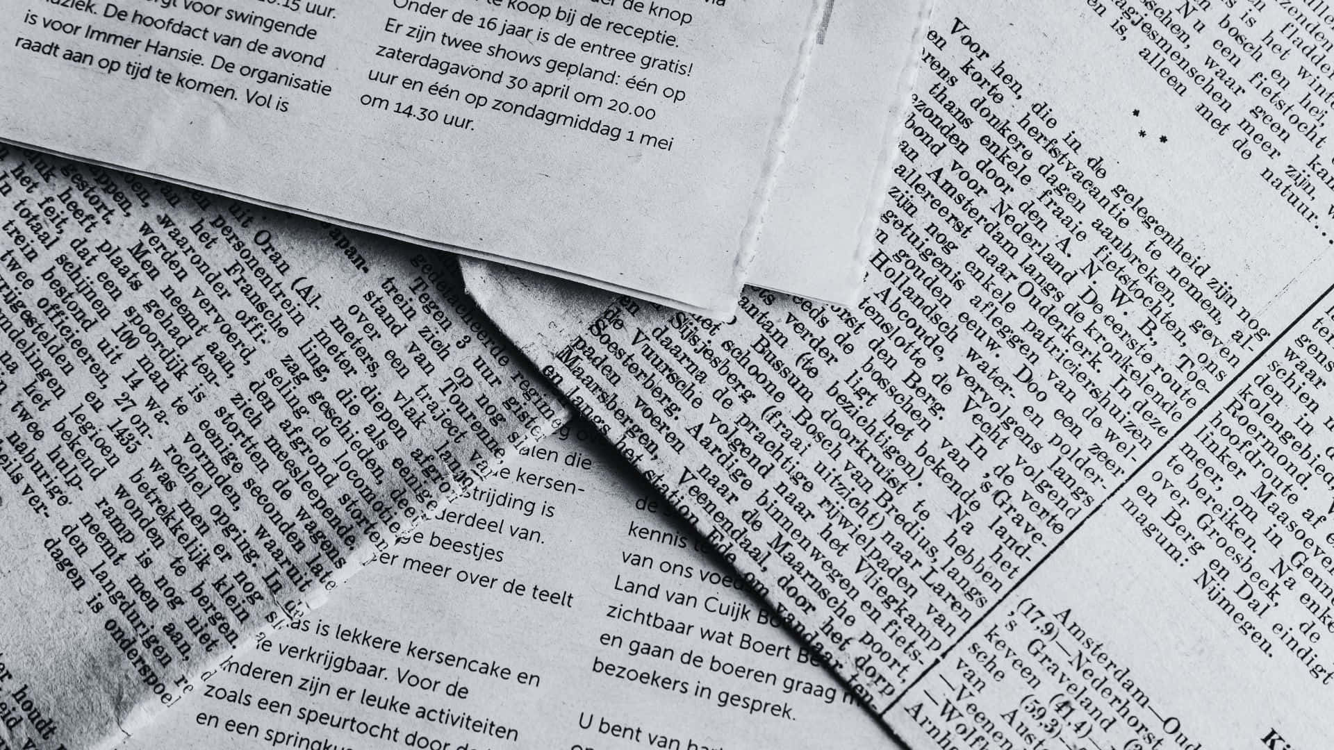 Black And White Newspaper 桌布 壁紙 — 荷蘭文報紙頁面重疊嘅黑白特寫。