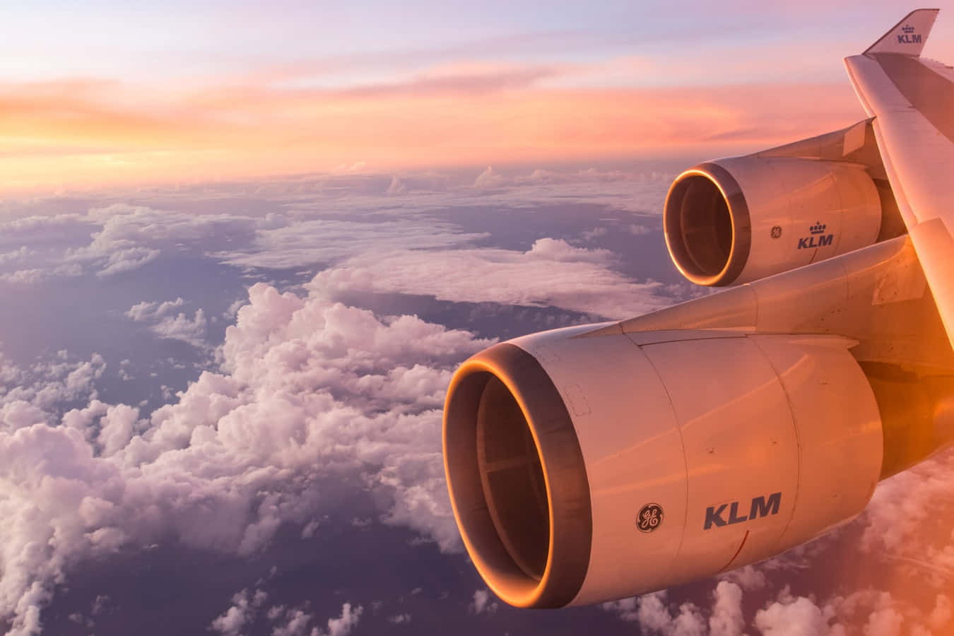 KLM飛機引擎在日落時飛越雲層
