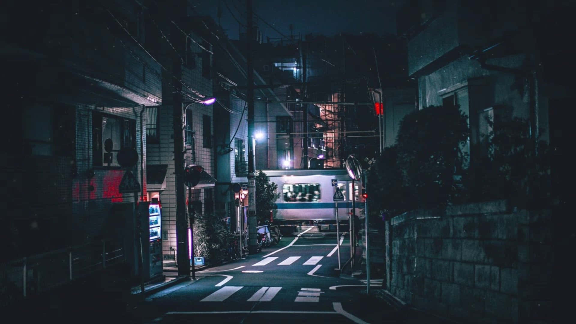 夜晚昏暗的城市小巷，有經過的火車和霓虹燈。