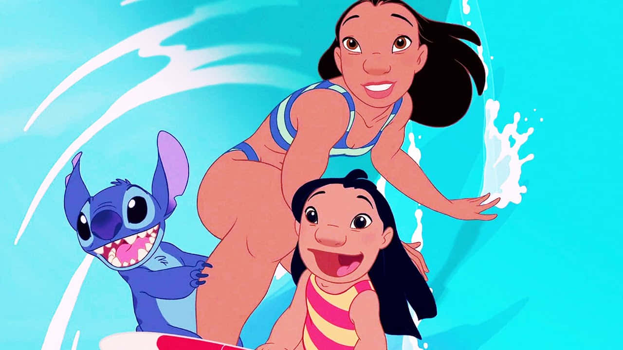莉洛與史迪奇衝浪 壁紙 — Lilo 和 Stitch 與他們的朋友 Nani 在充滿活力的熱帶藍色海水中快樂地衝浪。