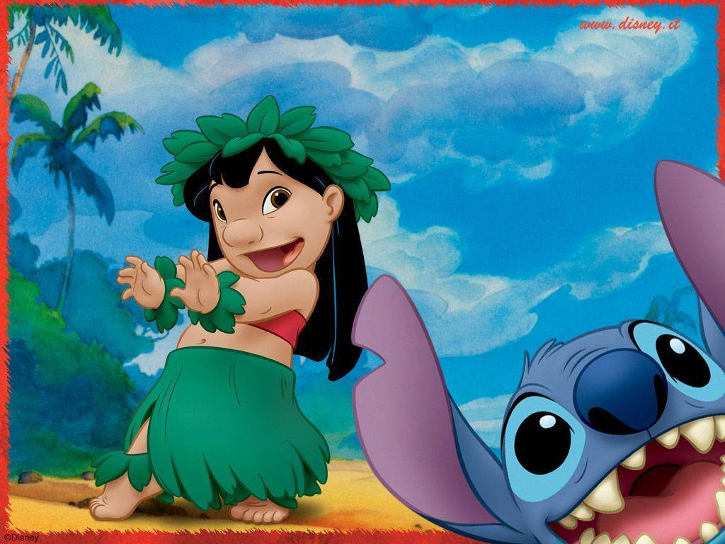 Lilo 和史迪仔在藍天下於熱帶沙灘上快樂地跳舞。