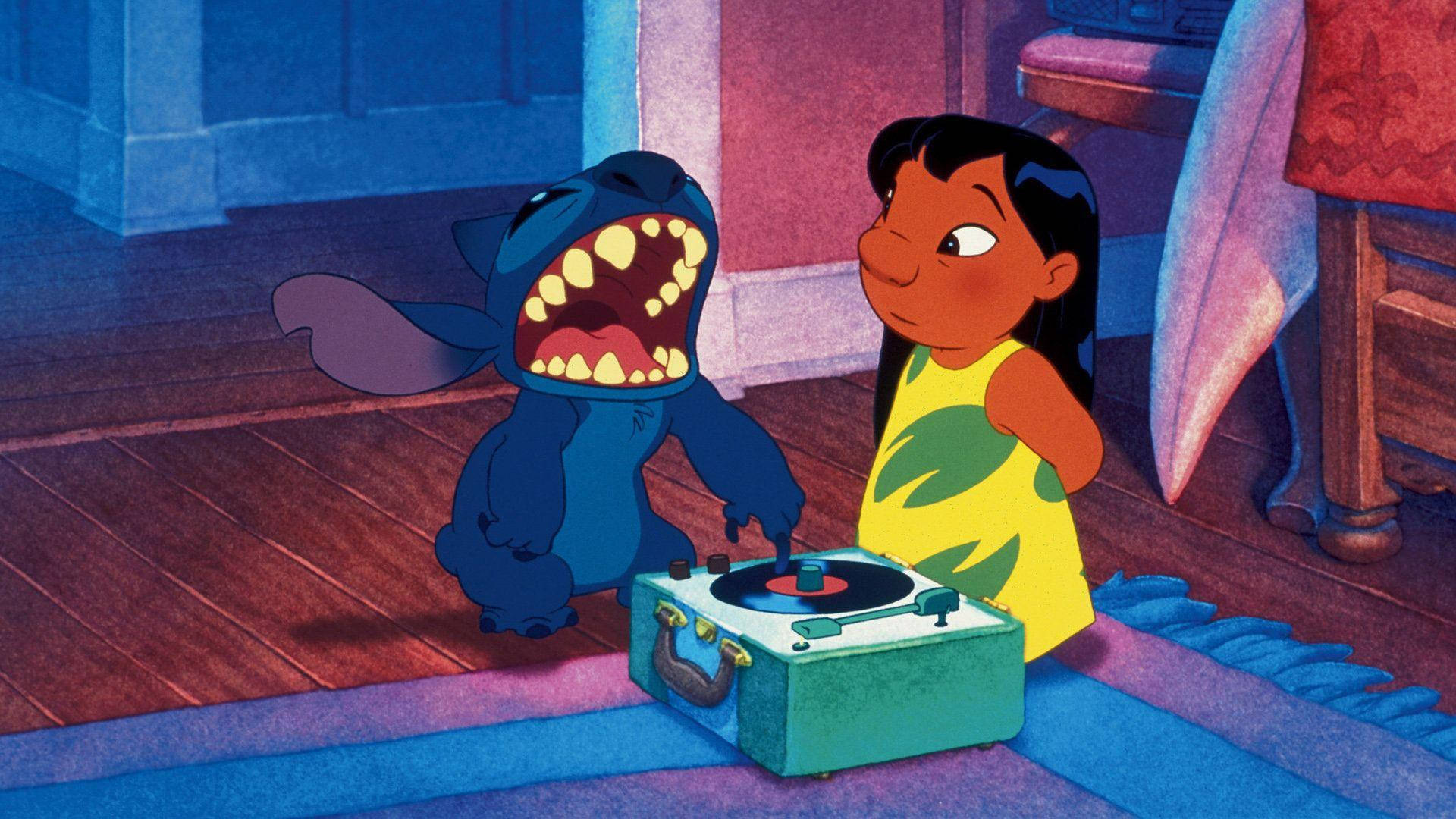 莉萝與史迪奇 播放黑膠唱片 壁紙 — Lilo 與 Stitch 在室內共享歡樂時光，Stitch 隨著唱盤機的音樂愉快地跳舞。