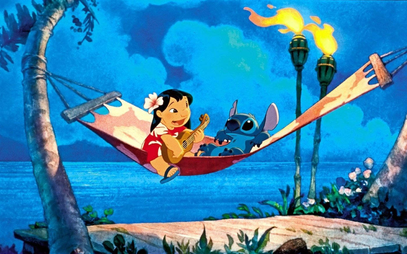 莉萝與史迪奇在吊床上彈吉他 壁紙 — Lilo 和 Stitch 在黃昏的熱帶海灘上，在火炬光下於吊床上放鬆。