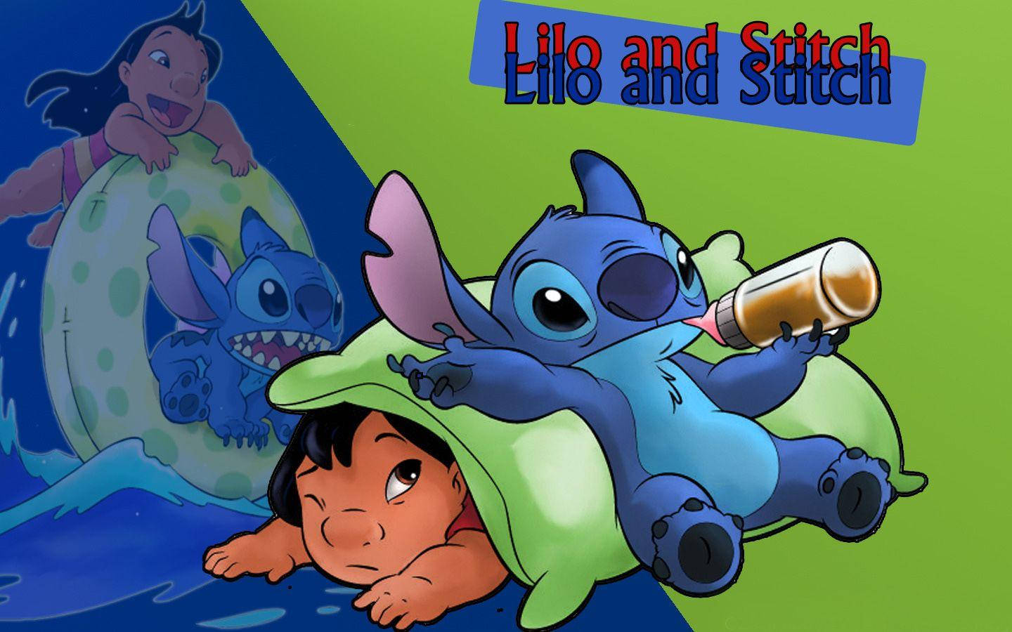 莉萝與史迪奇的驚人友誼 壁紙 — Lilo 和 Stitch 享受愉快的沙灘時光，Stitch 正在用瓶子喝水，而 Lilo 在附近游泳。