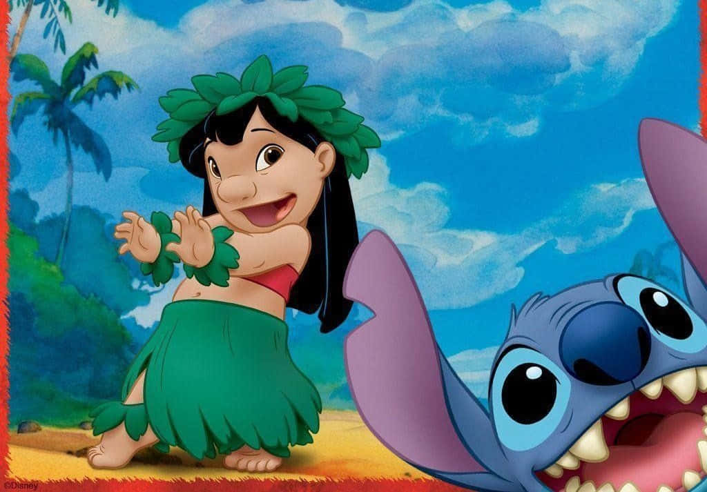 Cute Lilo And Stitch 桌布 壁紙 — 莉蘿穿著綠色草裙，在陽光普照的熱帶海灘上與史迪仔一起快樂地跳舞，背景有棕櫚樹和藍天。