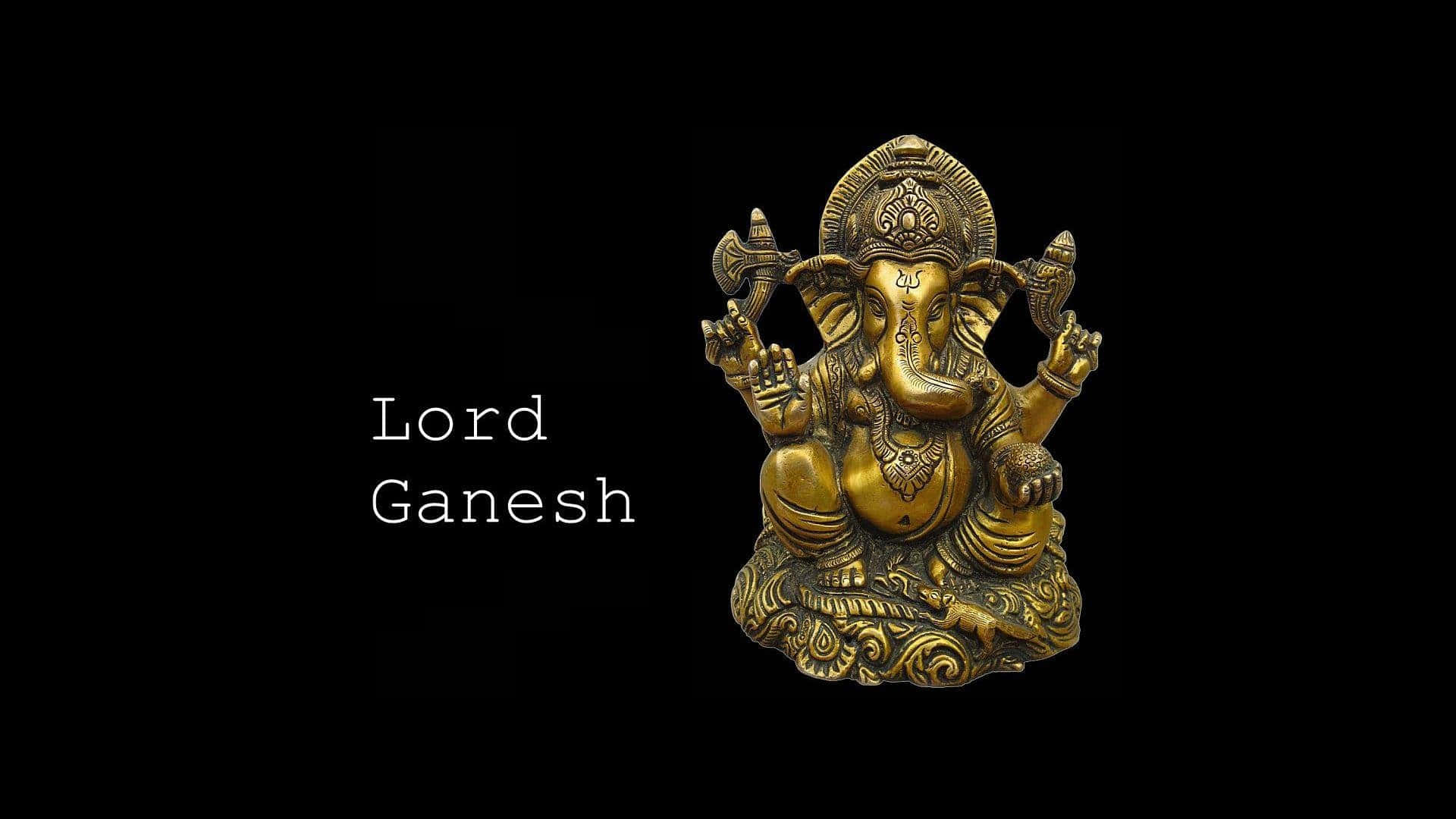 莊嚴 Ganpati Bappa 壁紙 — 金色象神雕像，細節精緻，在純黑背景下靜坐。